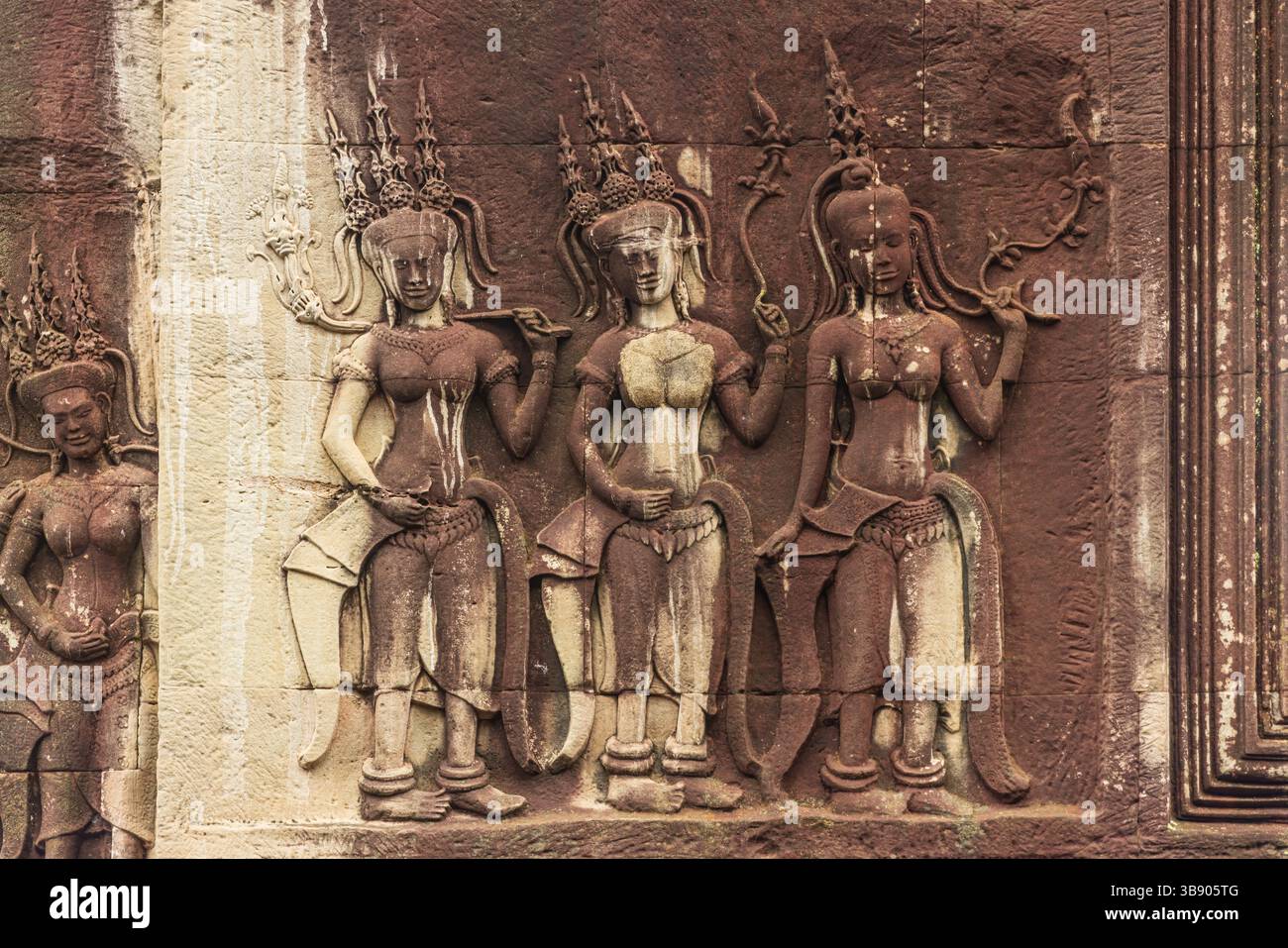 Apsara Divine Dancer sculpté sur un mur de pierre à Angkor Wat Cambodge. Banque D'Images
