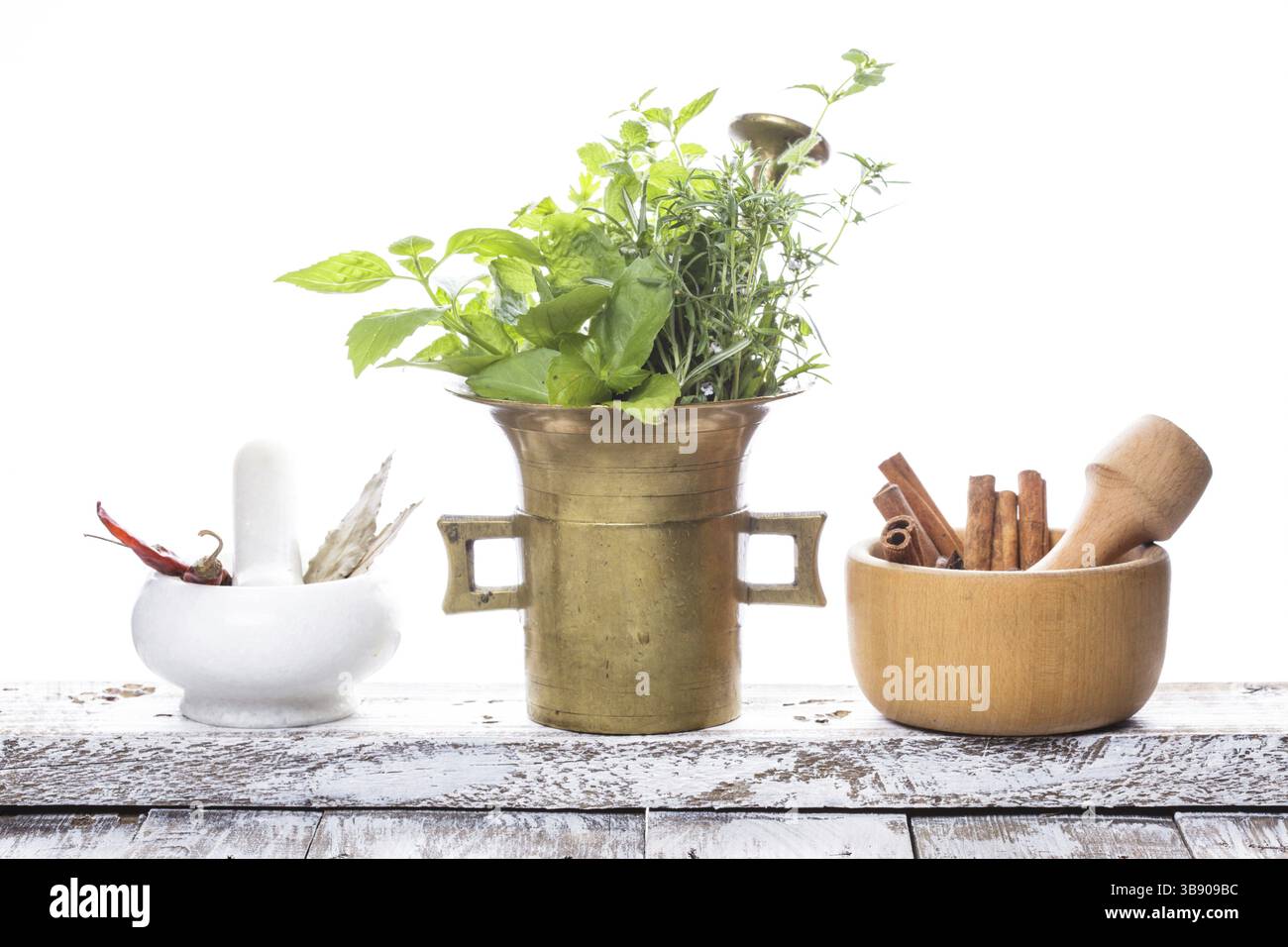 Marbre, cuivre et mortiers en bois dans la cuisine Banque D'Images