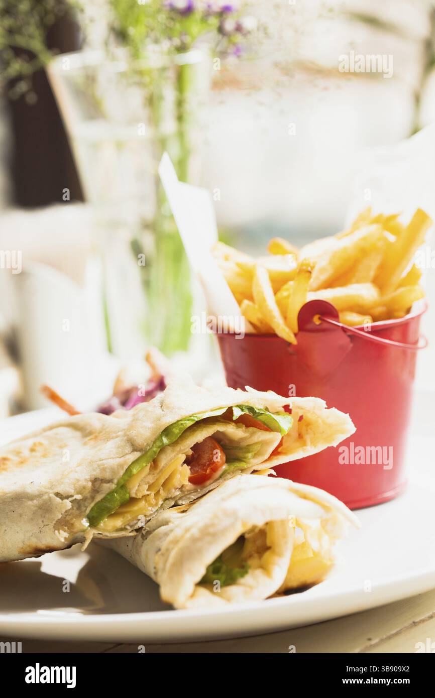 Sandwich Pita frais avec frites et salade Banque D'Images Sandwich Pita frais avec frites et salade Banque D'Images