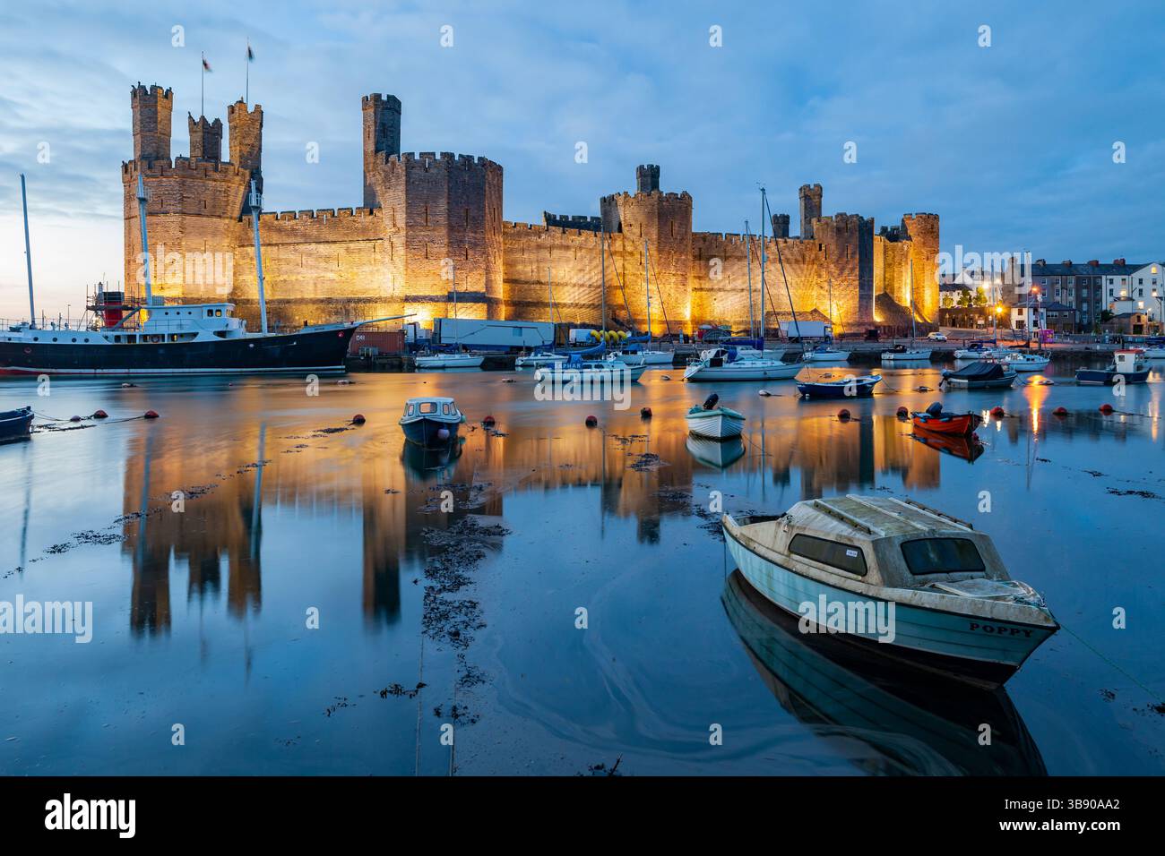La nuit tombe au château de Caernarfon, dans le nord du pays de Galles. Banque D'Images