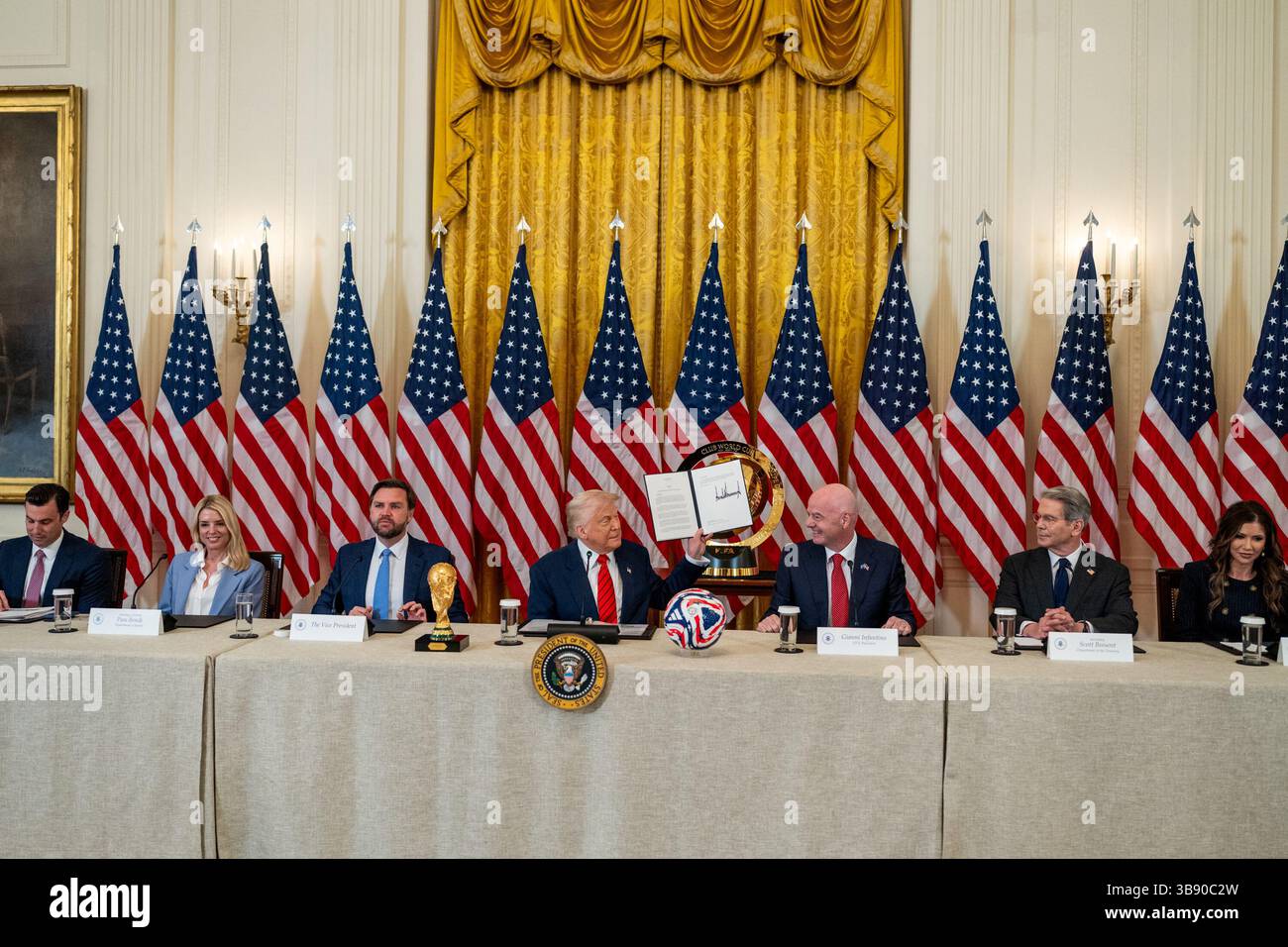Le président Donald Trump assiste à une réunion du Groupe de travail de la FIFA, mardi 6 mai 2025, dans la salle est. (Photo officielle de la Maison Blanche par Joyce N. Boghosian) Banque D'Images