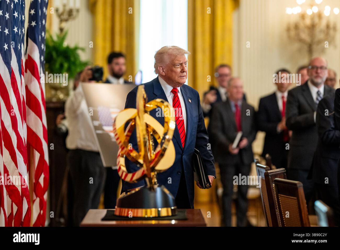 Le président Donald Trump assiste à une réunion du Groupe de travail de la FIFA, mardi 6 mai 2025, dans la salle est. (Photo officielle de la Maison Blanche par Molly Riley) Banque D'Images