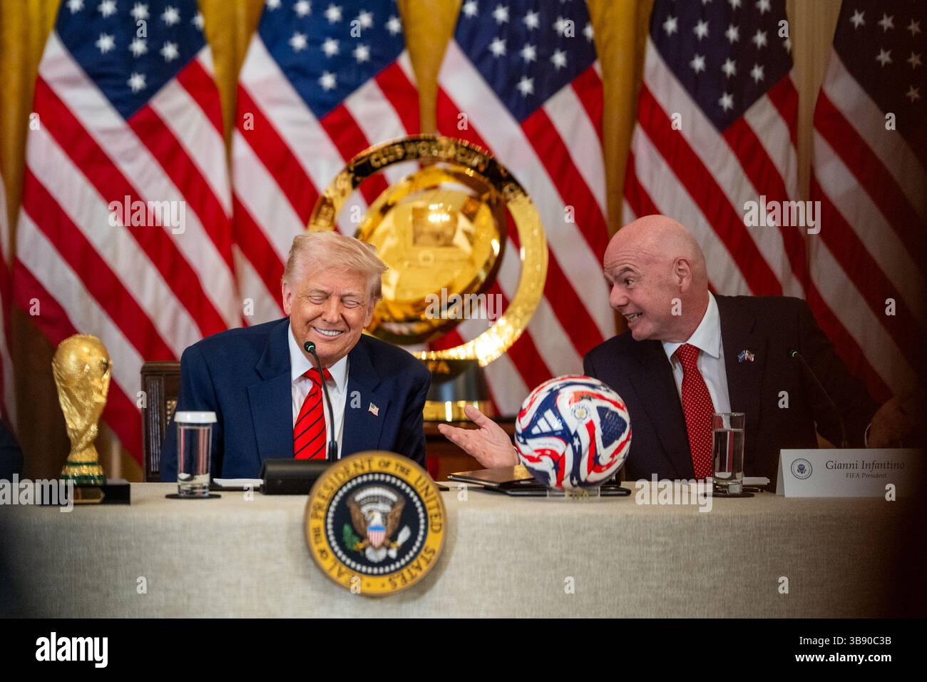 Le président Donald Trump et le président de la FIFA Gianni Infantino assistent à une réunion du groupe de travail de la FIFA, le mardi 6 mai 2025, dans la salle est. (Photo officielle de la Maison Blanche par Molly Riley) Banque D'Images