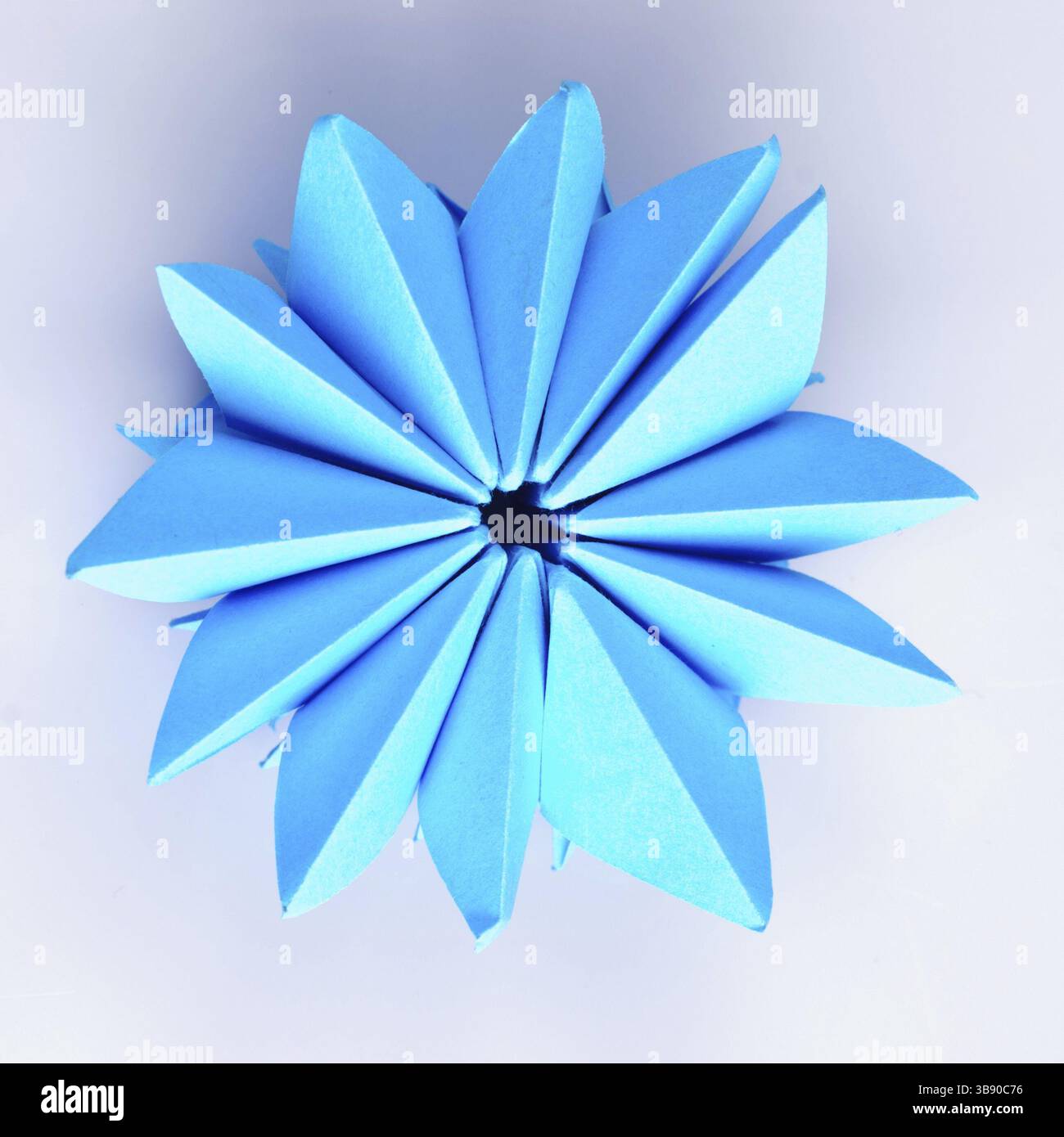 Flocon de neige à l'origami bleu isolé sur fond blanc Banque D'Images