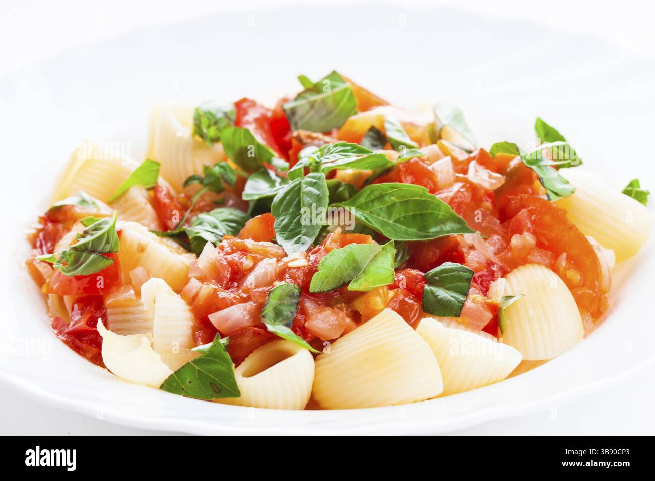 Pâtes avec sauce à base de tomates fraîches et de basilic, gros plan Banque D'Images Pâtes avec sauce à base de tomates fraîches et de basilic, gros plan Banque D'Images