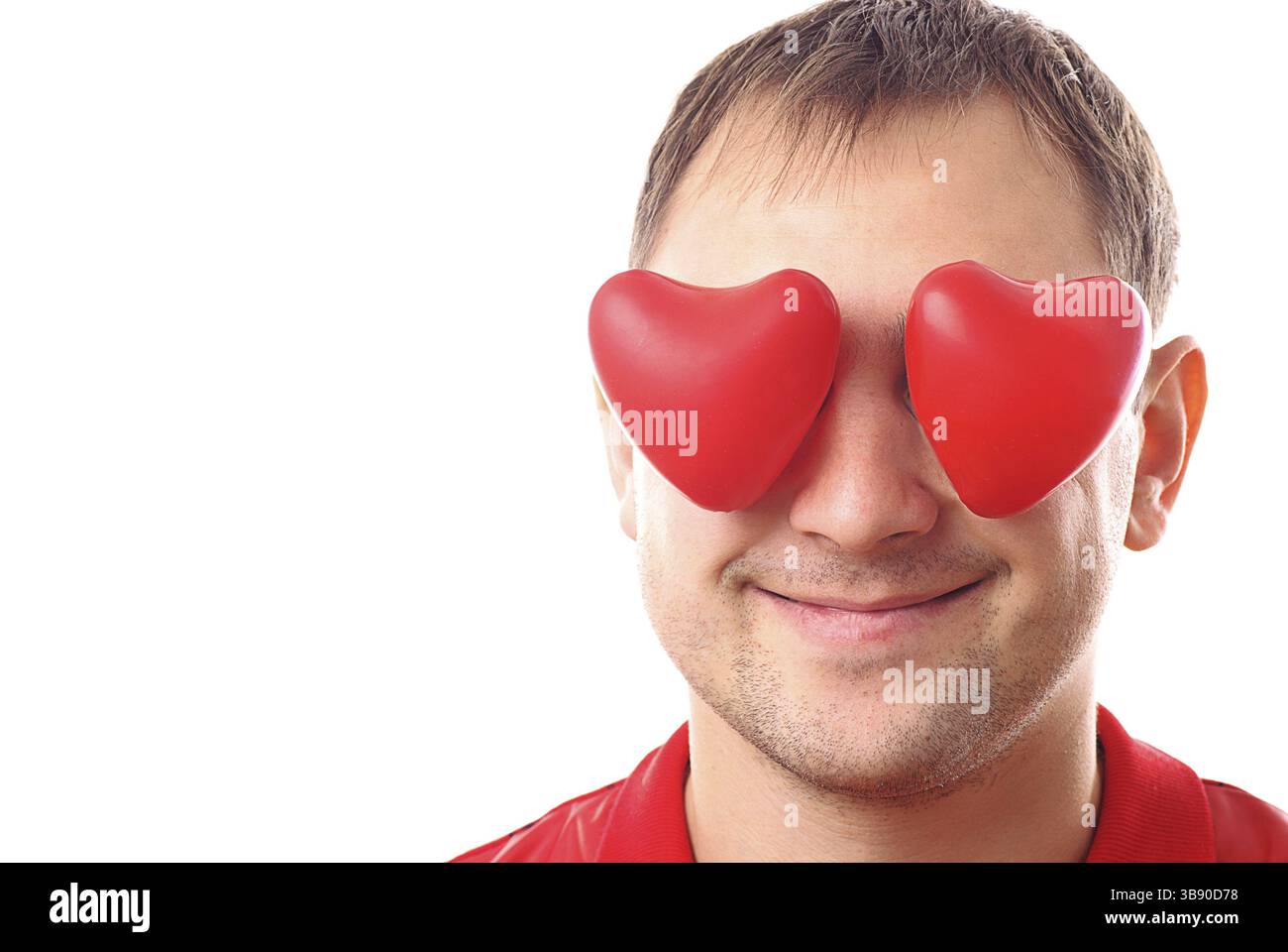 Homme avec des formes rouges de coeur au lieu des yeux isolés sur blanc. L'amour du concept est aveugle Banque D'Images