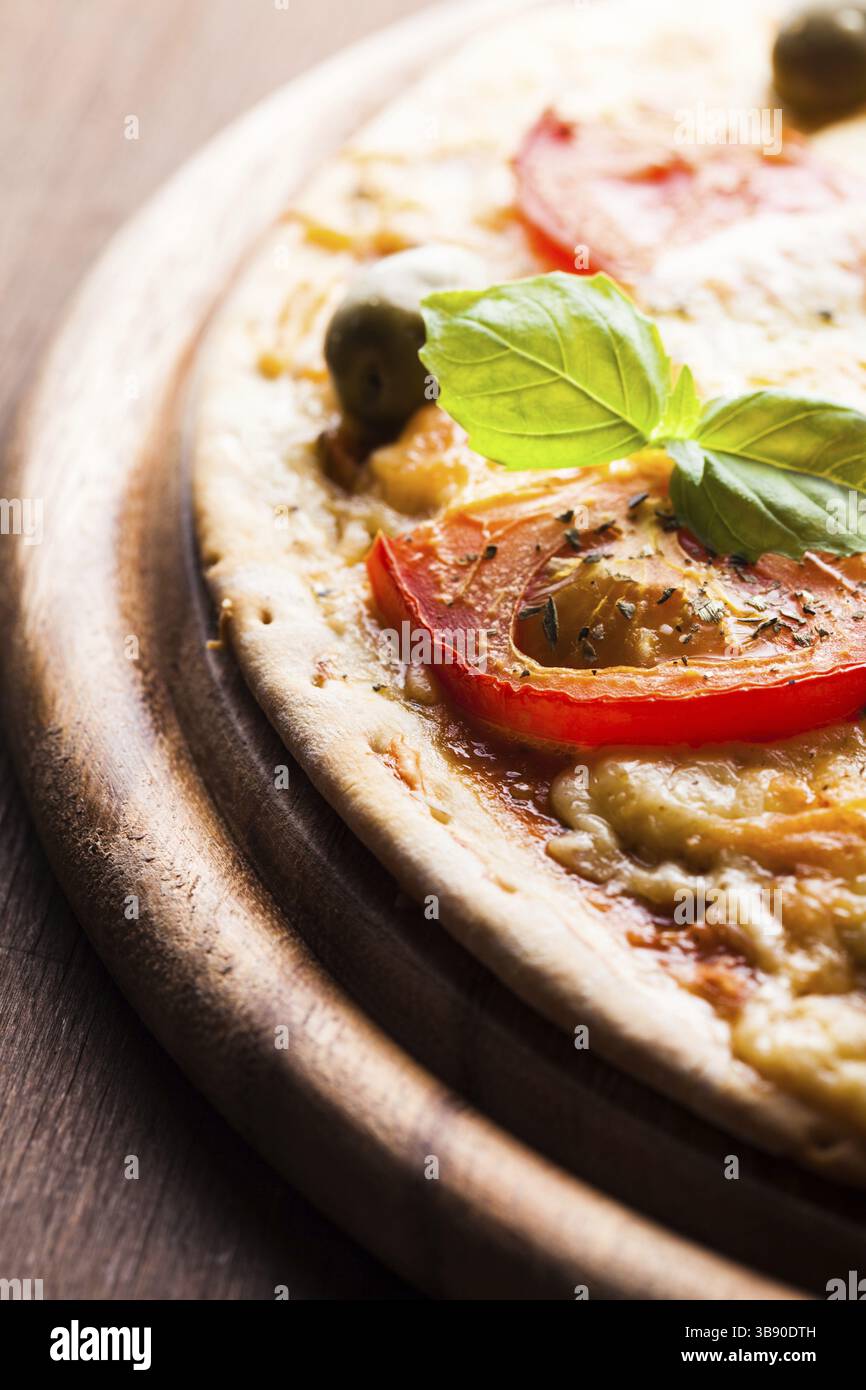 Pizza aux tomates, olives et basilic frais, Close up Banque D'Images Pizza aux tomates, olives et basilic frais, Close up Banque D'Images