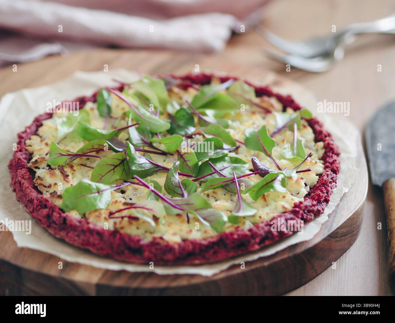 Croûte de pizza de betterave avec bette suisse fraîche ou mangold, feuilles de betterave. Idées et recettes pour la croûte de pizza végétalienne Snack.Egg-free avec graines de chia et wh Banque D'Images