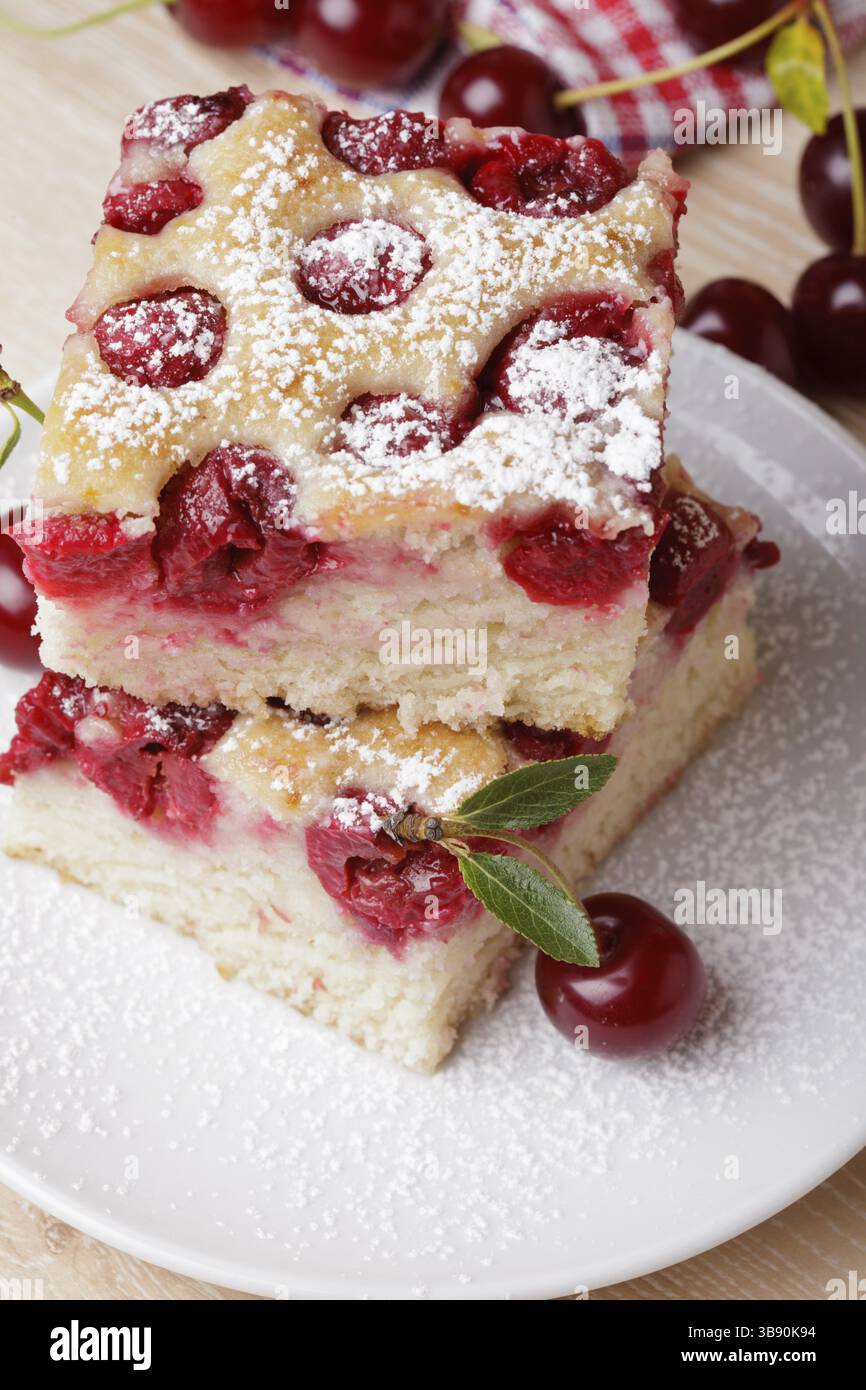 Tranches de gâteau glacé cerise douce aux fruits rouges Banque D'Images Tranches de gâteau glacé cerise douce aux fruits rouges Banque D'Images