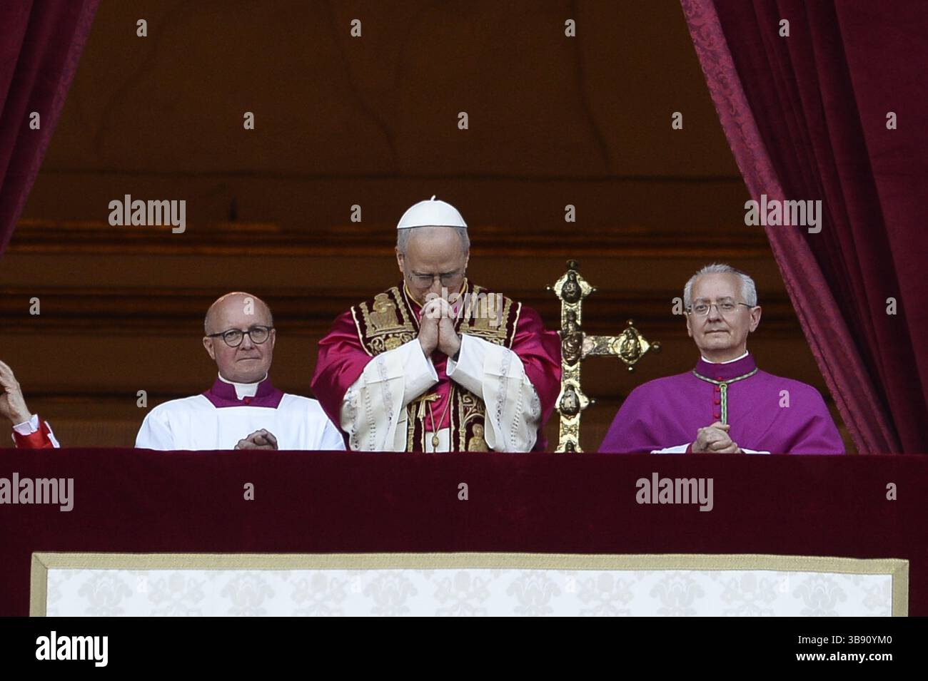 Rome, Italie. 08 mai 2025. Rome,. Conclave de la basilique de Pierre pour l'élection d'un nouveau pape sur la photo le nouveau prévôt du pape Leo XIV crédit : Agence photo indépendante/Alamy Live News Banque D'Images Rome, Italie. 08 mai 2025. Rome,. Conclave de la basilique de Pierre pour l'élection d'un nouveau pape sur la photo le nouveau prévôt du pape Leo XIV crédit : Agence photo indépendante/Alamy Live News Banque D'Images