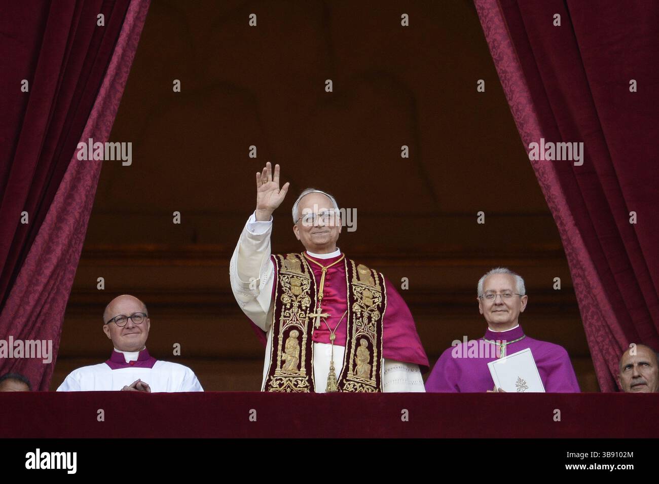 Rome, Italie. 08 mai 2025. Rome,. Conclave de la basilique de Pierre pour l'élection d'un nouveau pape sur la photo le nouveau prévôt du pape Leo XIV crédit : Agence photo indépendante/Alamy Live News Banque D'Images Rome, Italie. 08 mai 2025. Rome,. Conclave de la basilique de Pierre pour l'élection d'un nouveau pape sur la photo le nouveau prévôt du pape Leo XIV crédit : Agence photo indépendante/Alamy Live News Banque D'Images