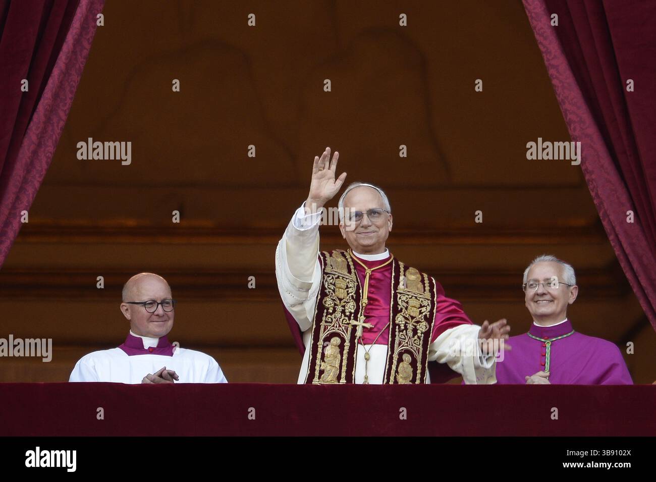 Rome, Italie. 08 mai 2025. Rome,. Conclave de la basilique de Pierre pour l'élection d'un nouveau pape sur la photo le nouveau prévôt du pape Leo XIV crédit : Agence photo indépendante/Alamy Live News Banque D'Images Rome, Italie. 08 mai 2025. Rome,. Conclave de la basilique de Pierre pour l'élection d'un nouveau pape sur la photo le nouveau prévôt du pape Leo XIV crédit : Agence photo indépendante/Alamy Live News Banque D'Images
