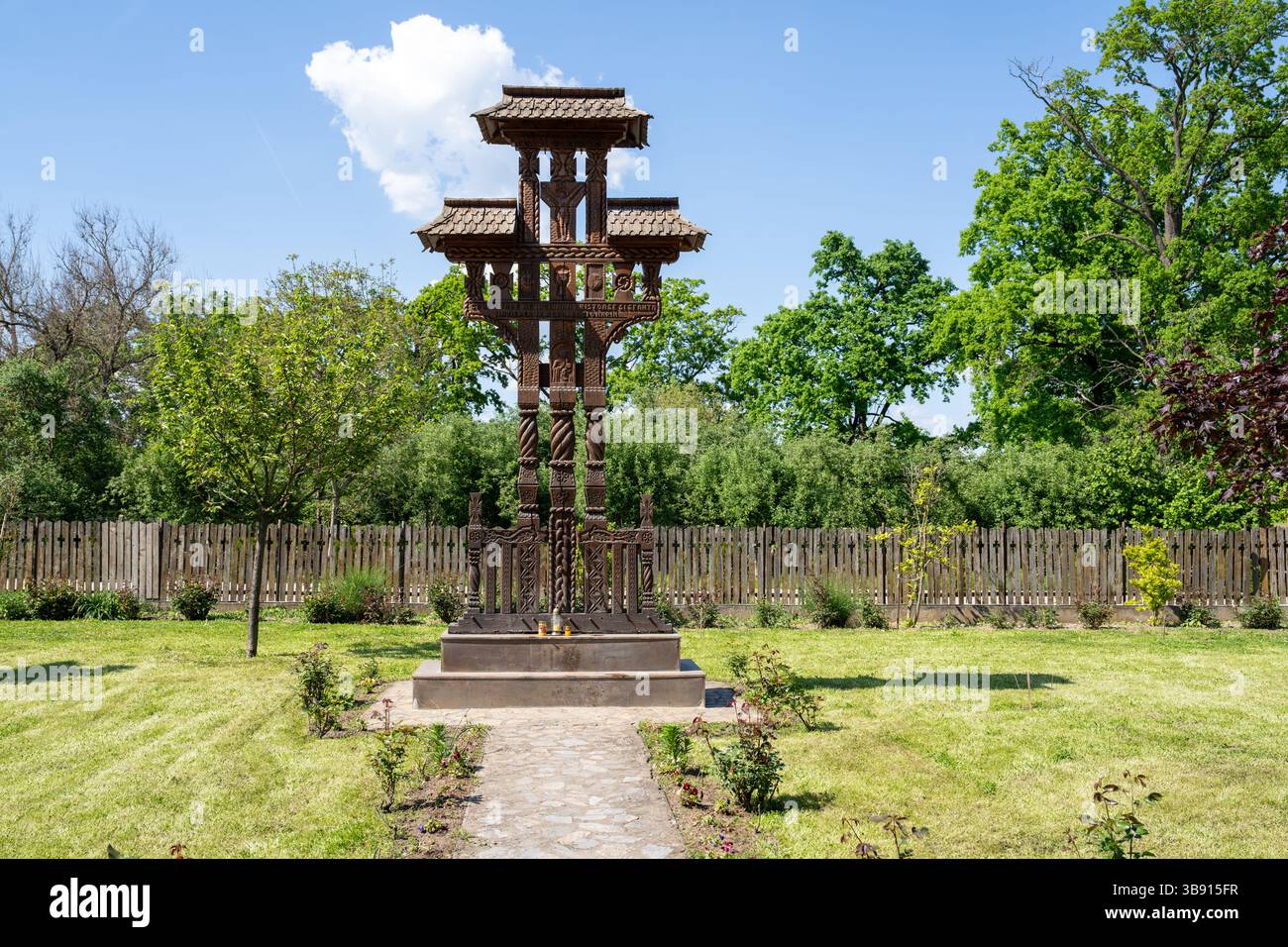 Monument, croix en bois, monastère de SAG, Roumanie Banque D'Images