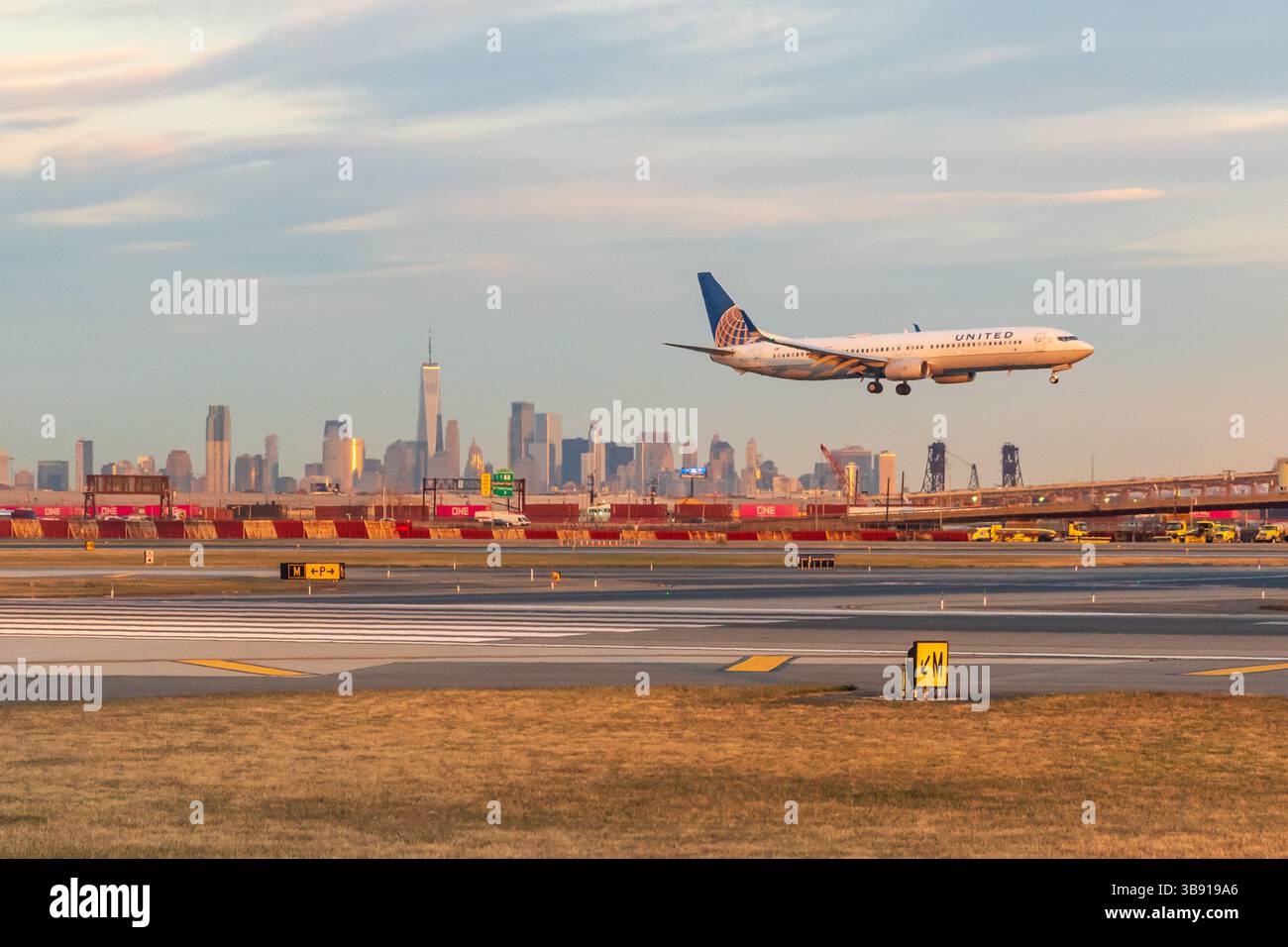 Aéroport de Newark Liberty, Newark, New Jersey, États-Unis - 31 octobre 2024 United Airlines Jet atterrissant à l'aéroport de Newark Liberty à l'heure d'or Banque D'Images