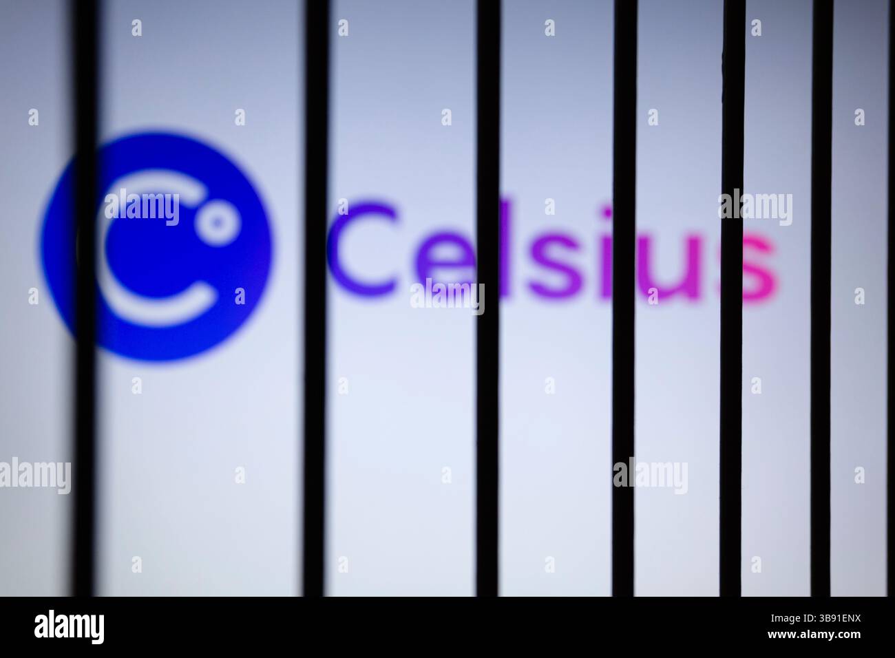 13 juillet 2023, Asuncion, Paraguay : le logo Celsius est affiché sur un écran derrière les barreaux. Alex Mashinsky, le fondateur et ancien PDG du prêteur de crypto-monnaies en faillite Celsius Network, aurait été arrêté jeudi sur des accusations de fraude aux valeurs mobilières fédérales. (Crédit image : © Andre M. Chang/ZUMA Press Wire) Banque D'Images