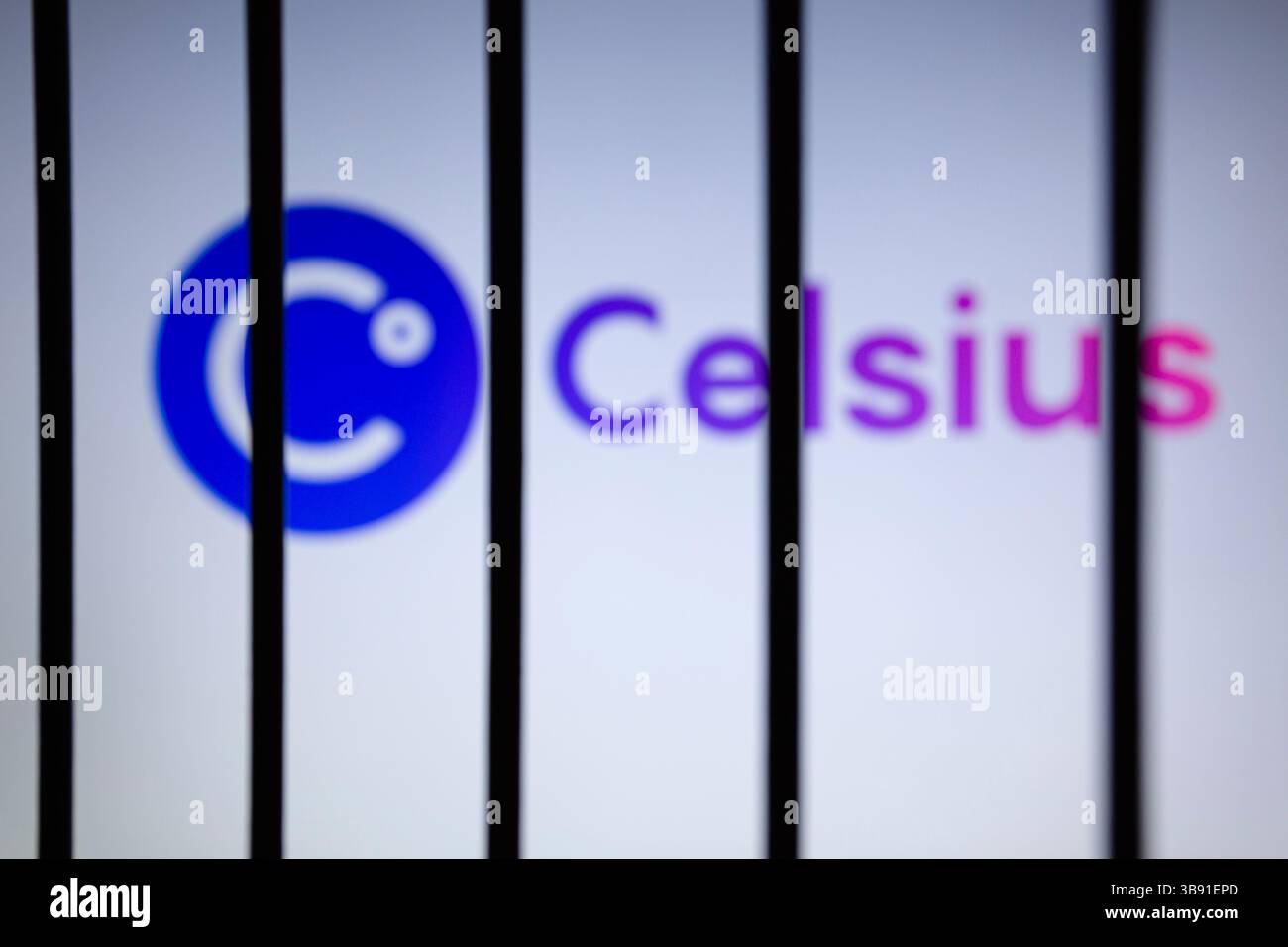 13 juillet 2023, Asuncion, Paraguay : le logo Celsius est affiché sur un écran derrière les barreaux. Alex Mashinsky, le fondateur et ancien PDG du prêteur de crypto-monnaies en faillite Celsius Network, aurait été arrêté jeudi sur des accusations de fraude aux valeurs mobilières fédérales. (Crédit image : © Andre M. Chang/ZUMA Press Wire) Banque D'Images