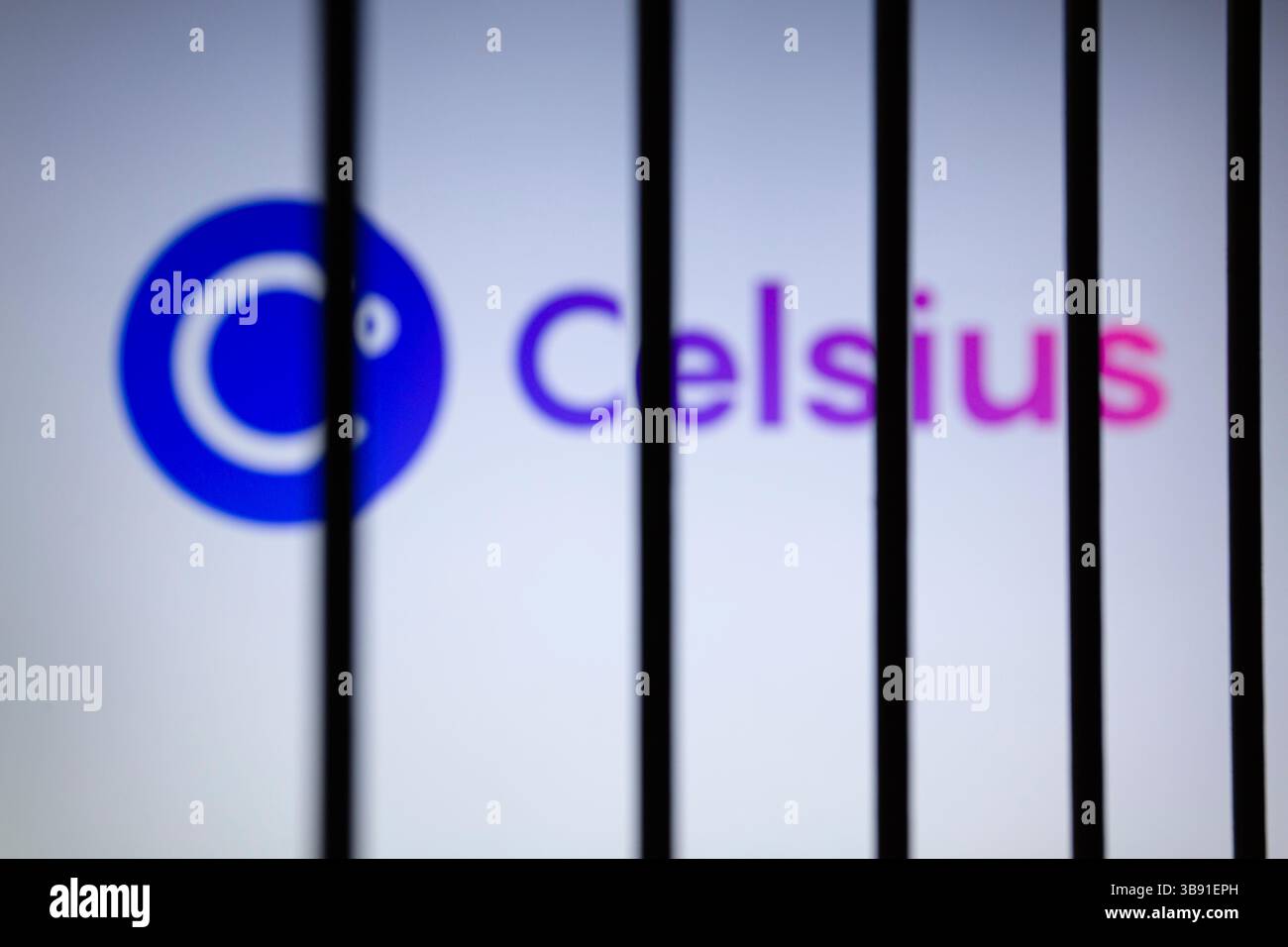 13 juillet 2023, Asuncion, Paraguay : le logo Celsius est affiché sur un écran derrière les barreaux. Alex Mashinsky, le fondateur et ancien PDG du prêteur de crypto-monnaies en faillite Celsius Network, aurait été arrêté jeudi sur des accusations de fraude aux valeurs mobilières fédérales. (Crédit image : © Andre M. Chang/ZUMA Press Wire) Banque D'Images
