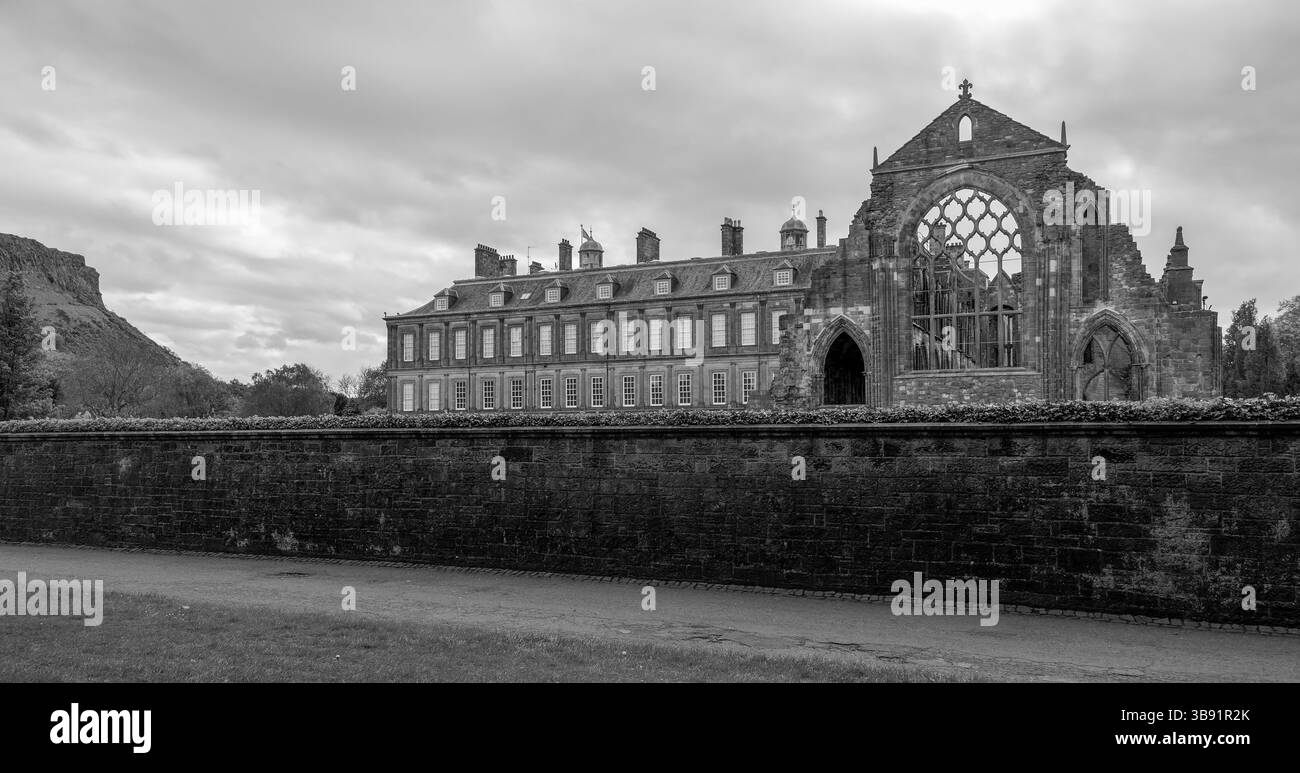 Palais de Holyrood et abbaye de Holyrood de l'arrière du bâtiment datant du XVIe siècle en noir et blanc, Édimbourg, Écosse, Royaume-Uni Banque D'Images