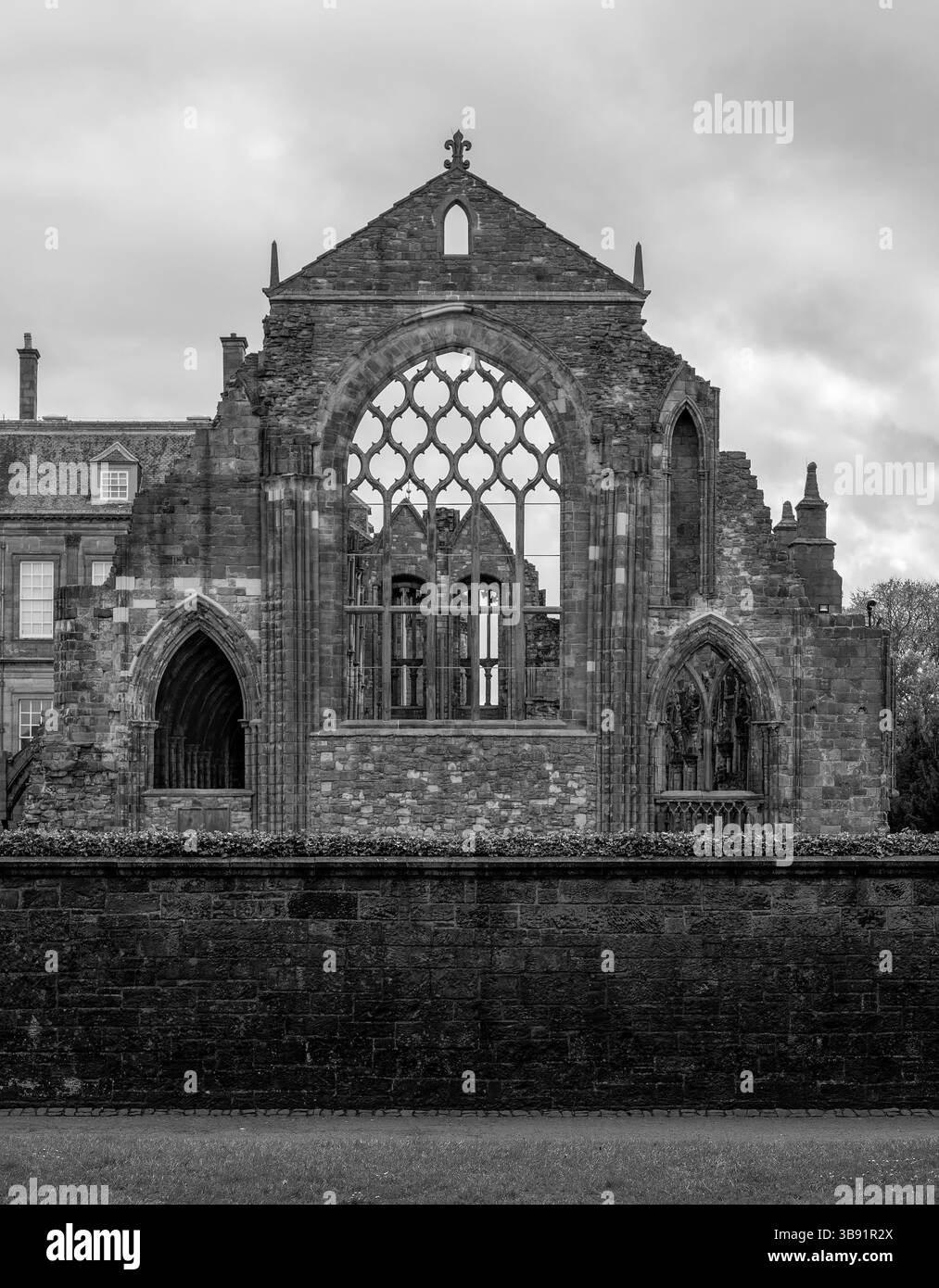 Palais de Holyrood et abbaye de Holyrood de l'arrière du bâtiment datant du XVIe siècle en noir et blanc, Édimbourg, Écosse, Royaume-Uni Banque D'Images