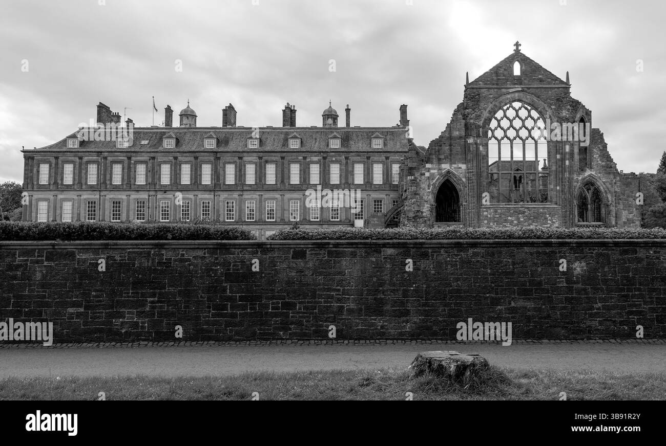 Palais de Holyrood et abbaye de Holyrood de l'arrière du bâtiment datant du XVIe siècle en noir et blanc, Édimbourg, Écosse, Royaume-Uni Banque D'Images