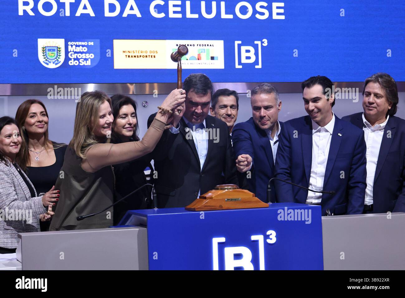 Sao Paulo, Sao Paulo, Brésil. 8 mai 2025. Sao paulo (sp), 08/05/2025 Ã¢â‚¬' enchère/b3/transport/Pulp routes/sp Ã¢â‚¬' le ministre des Transports renan filho avec simone Tebet ministre de la planification et du budget du brésil et le gouverneur du mato grosso do sul (ms) eduardo riedel, ont participé à la cérémonie, qui a eu lieu à la bourse (b3), à sao paulo. Le nouveau projet de concession de la route de la pâte, qui comprend les autoroutes fédérales BR-262 et BR-267, en plus des autoroutes d’État ms-040, ms-338 et ms-395, ce jeudi 8 mai 2025. Qui avait pour vainqueur le galapa Banque D'Images