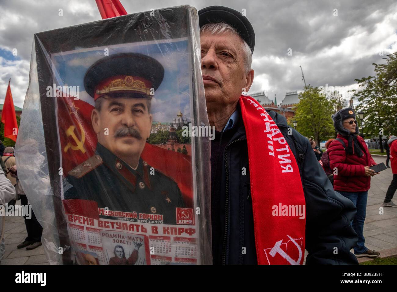 Moscou, Russie. 8 mai 2025. Les gens prennent part à une cérémonie de dépôt de fleurs sur la tombe du soldat inconnu dans le jardin Alexandre près du mur du Kremlin et un monument au maréchal soviétique Georgy Joukov à la veille du jour de la victoire à Moscou, en Russie Banque D'Images