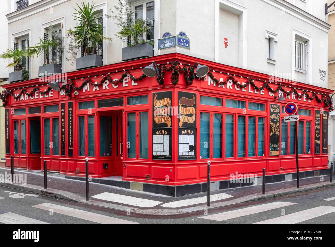 Bistrot Marcelle & Marcel avec façade rouge au 23 rue des Dames dans le 17ème arrondissement de Paris, France Banque D'Images