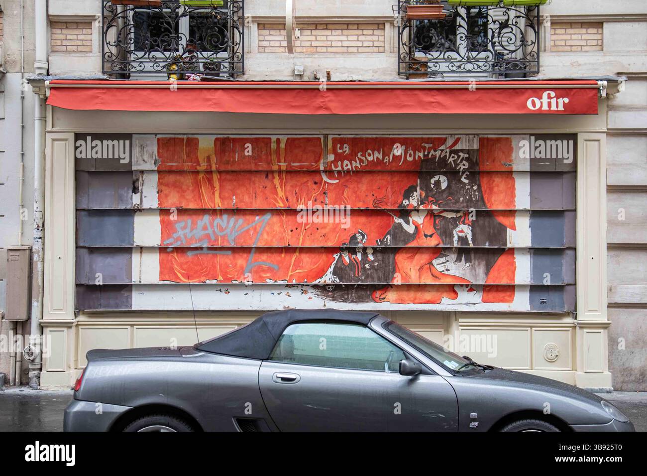 Graffiti hommage à la chanson à Montmartre (Jules Alexandre Grün) sur le volet roulant du restaurant Ofir rue Cavallotti à Paris Banque D'Images