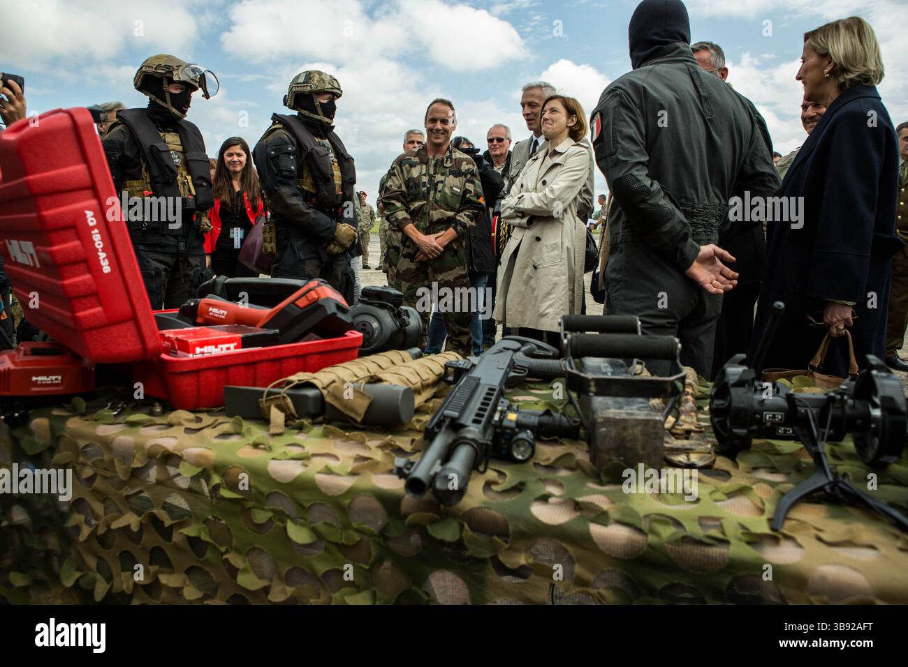 13 juin 2019 - Pau, Pyrénées-Atlantiques, France - Florence Parly, ministre des Forces armées, à Pau (Pyrénées-Atlantiques) dans le cadre d'une visite sur l'implication du ministère des Forces armées dans la lutte contre le terrorisme. 5e Régiment d'hélicoptères de combat (crédit image : © Sadak Souici/ZUMA Press Wire) Banque D'Images 13 juin 2019 - Pau, Pyrénées-Atlantiques, France - Florence Parly, ministre des Forces armées, à Pau (Pyrénées-Atlantiques) dans le cadre d'une visite sur l'implication du ministère des Forces armées dans la lutte contre le terrorisme. 5e Régiment d'hélicoptères de combat (crédit image : © Sadak Souici/ZUMA Press Wire) Banque D'Images