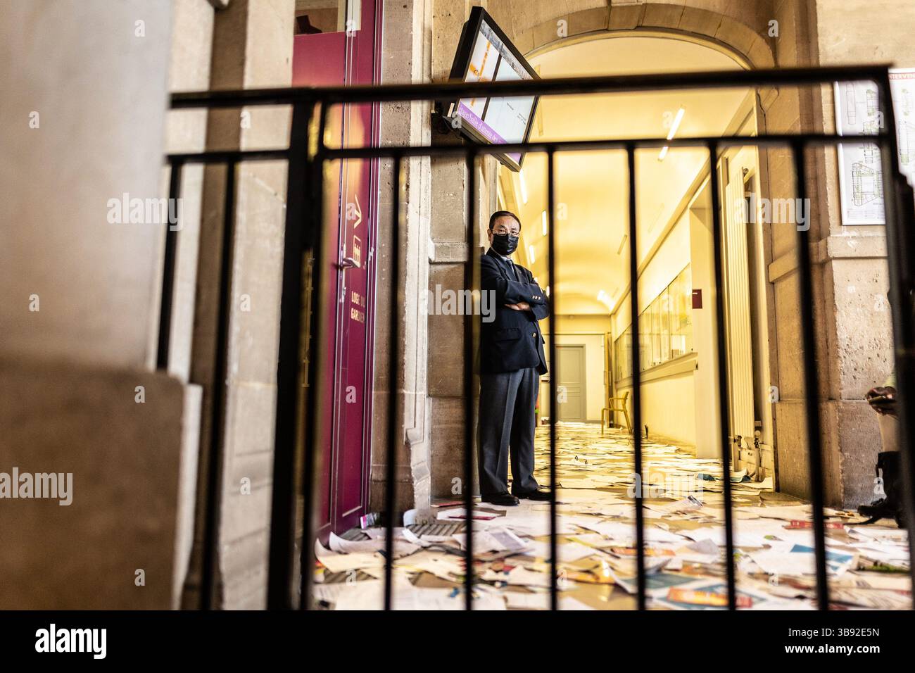 9 juin 2021, Paris 13ème arrondissement (13ème arrond, Ile-de-France (région, France) : mercredi 9 juin, les employés de Striking City of Paris ont repris la mairie du 13ème arrondissement de Paris. Ils se mobilisent contre la réforme de la transformation de la fonction publique, qui doit conduire en janvier 2022 à l’augmentation du temps de travail des agents municipaux. (Crédit image : © Sadak Souici/ZUMA Press Wire) Banque D'Images