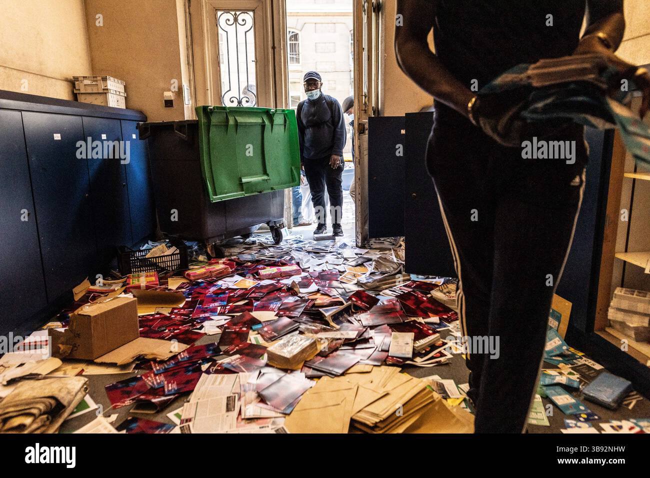 9 juin 2021, Paris 13ème arrondissement (13ème arrond, Ile-de-France (région, France) : mercredi 9 juin, les employés de Striking City of Paris ont repris la mairie du 13ème arrondissement de Paris. Ils se mobilisent contre la réforme de la transformation de la fonction publique, qui doit conduire en janvier 2022 à l’augmentation du temps de travail des agents municipaux. (Crédit image : © Sadak Souici/ZUMA Press Wire) Banque D'Images