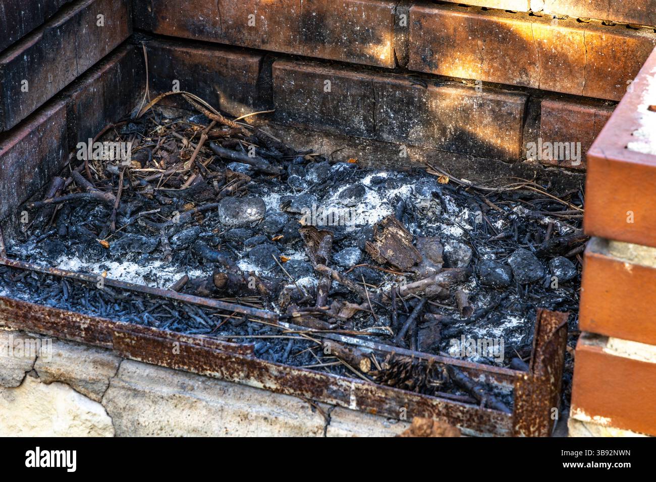 Auto-construit grill et cheminée dans le jardin, cendres du feu sur la cheminée du grill Banque D'Images