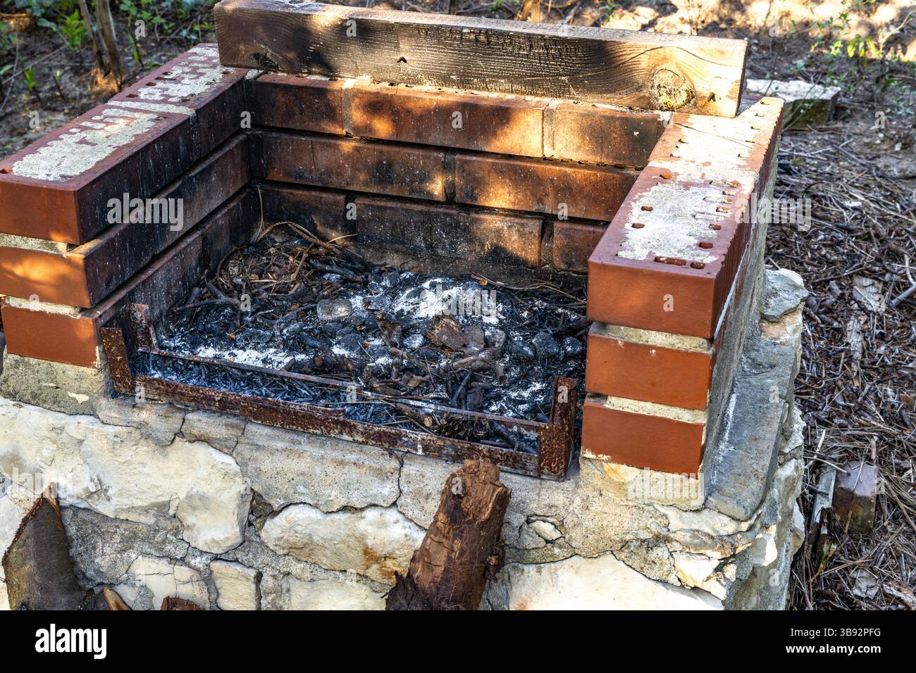 Auto-construit grill et cheminée dans le jardin, cendres du feu sur la cheminée du grill Banque D'Images
