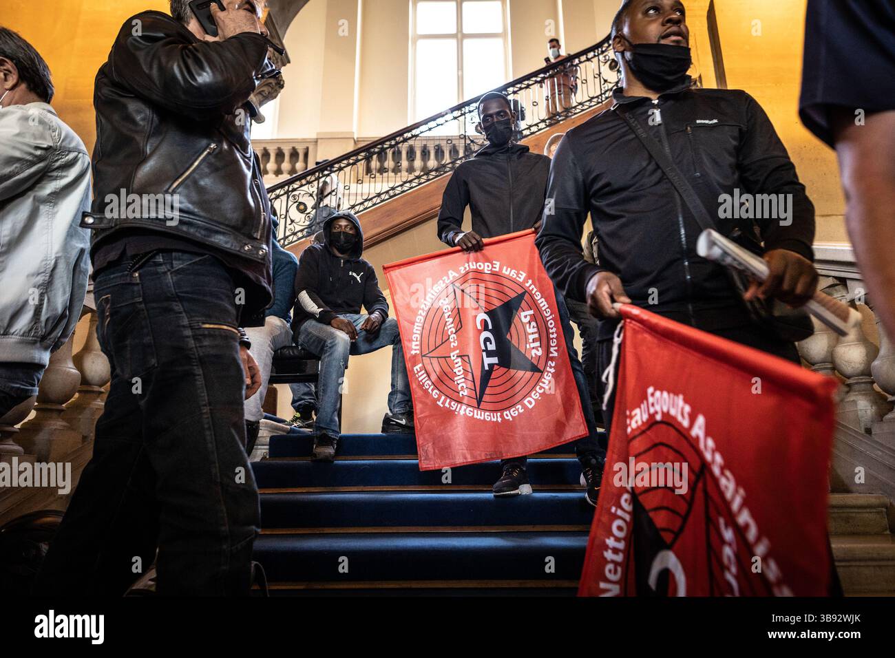 9 juin 2021, Paris 13ème arrondissement (13ème arrond, Ile-de-France (région, France) : mercredi 9 juin, les employés de Striking City of Paris ont repris la mairie du 13ème arrondissement de Paris. Ils se mobilisent contre la réforme de la transformation de la fonction publique, qui doit conduire en janvier 2022 à l’augmentation du temps de travail des agents municipaux. (Crédit image : © Sadak Souici/ZUMA Press Wire) Banque D'Images