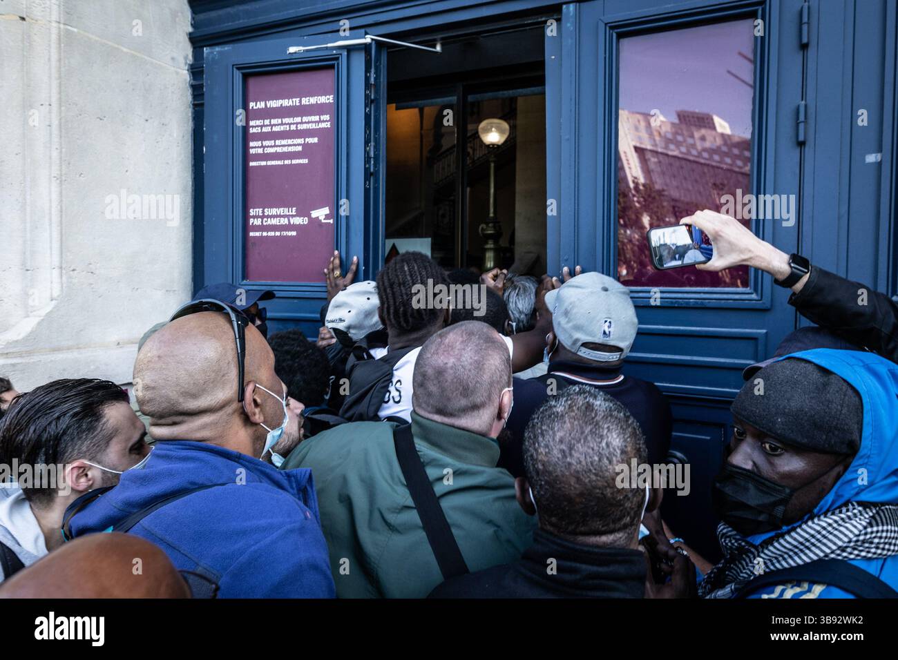 9 juin 2021, Paris 13ème arrondissement (13ème arrond, Ile-de-France (région, France) : mercredi 9 juin, les employés de Striking City of Paris ont repris la mairie du 13ème arrondissement de Paris. Ils se mobilisent contre la réforme de la transformation de la fonction publique, qui doit conduire en janvier 2022 à l’augmentation du temps de travail des agents municipaux. (Crédit image : © Sadak Souici/ZUMA Press Wire) Banque D'Images