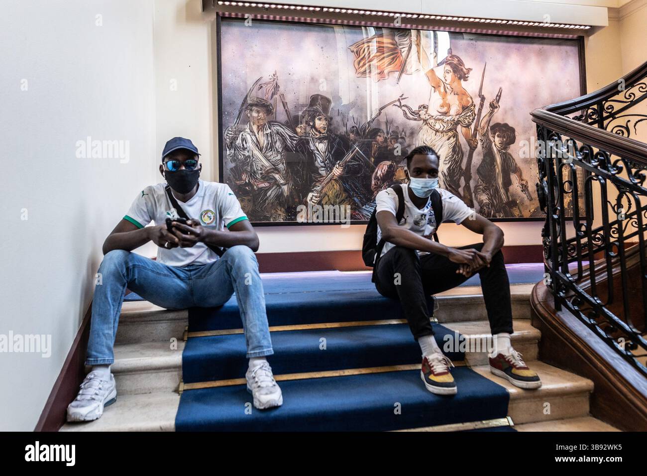 9 juin 2021, Paris 13ème arrondissement (13ème arrond, Ile-de-France (région, France) : mercredi 9 juin, les employés de Striking City of Paris ont repris la mairie du 13ème arrondissement de Paris. Ils se mobilisent contre la réforme de la transformation de la fonction publique, qui doit conduire en janvier 2022 à l’augmentation du temps de travail des agents municipaux. (Crédit image : © Sadak Souici/ZUMA Press Wire) Banque D'Images