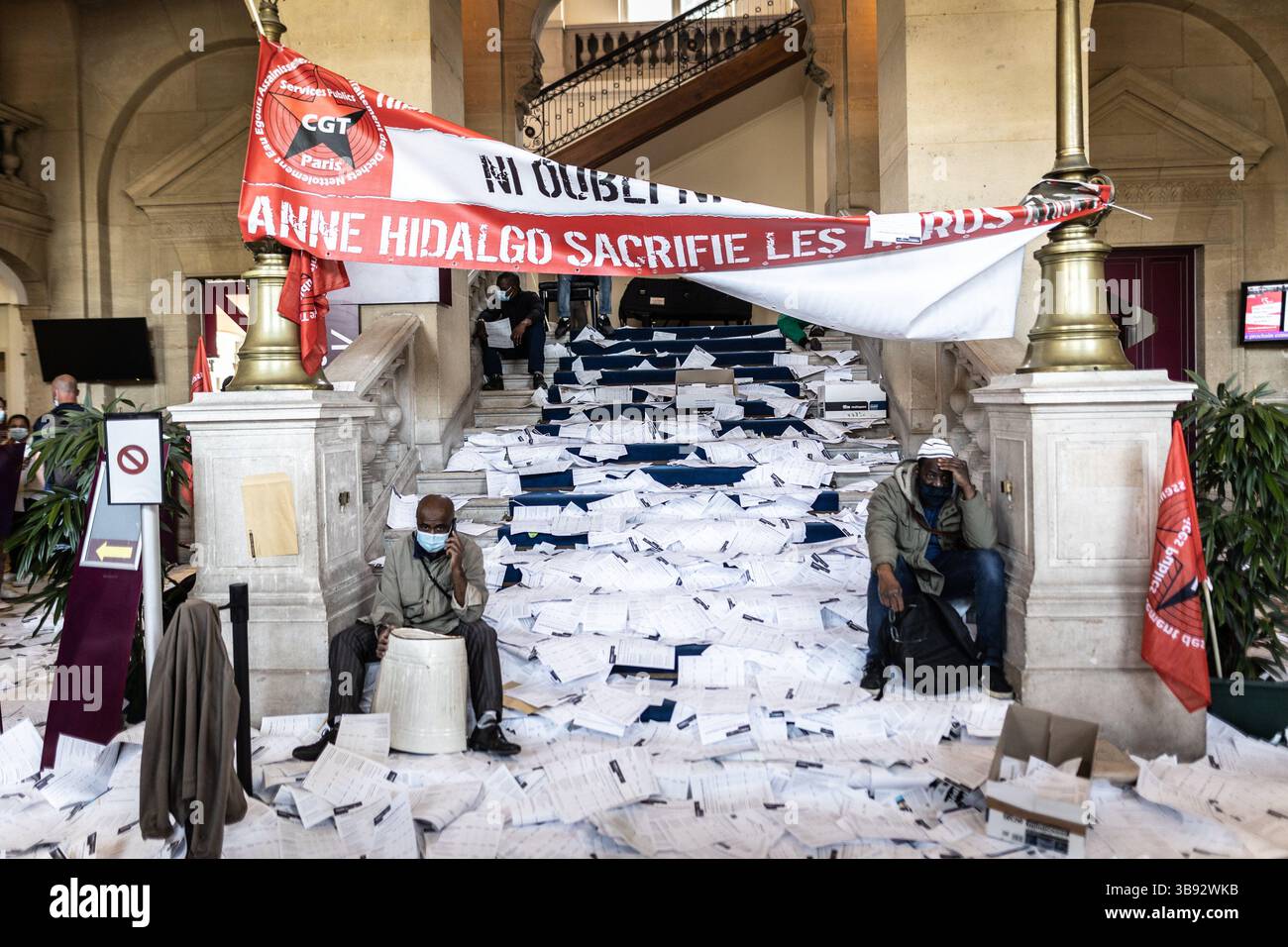 9 juin 2021, Paris 13ème arrondissement (13ème arrond, Ile-de-France (région, France) : mercredi 9 juin, les employés de Striking City of Paris ont repris la mairie du 13ème arrondissement de Paris. Ils se mobilisent contre la réforme de la transformation de la fonction publique, qui doit conduire en janvier 2022 à l’augmentation du temps de travail des agents municipaux. (Crédit image : © Sadak Souici/ZUMA Press Wire) Banque D'Images