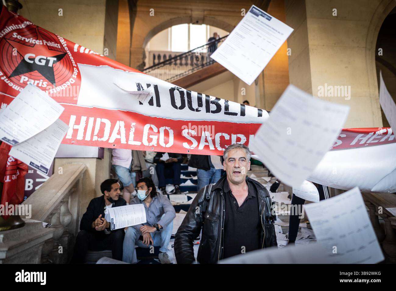 9 juin 2021, Paris 13ème arrondissement (13ème arrond, Ile-de-France (région, France) : mercredi 9 juin, les employés de Striking City of Paris ont repris la mairie du 13ème arrondissement de Paris. Ils se mobilisent contre la réforme de la transformation de la fonction publique, qui doit conduire en janvier 2022 à l’augmentation du temps de travail des agents municipaux. (Crédit image : © Sadak Souici/ZUMA Press Wire) Banque D'Images