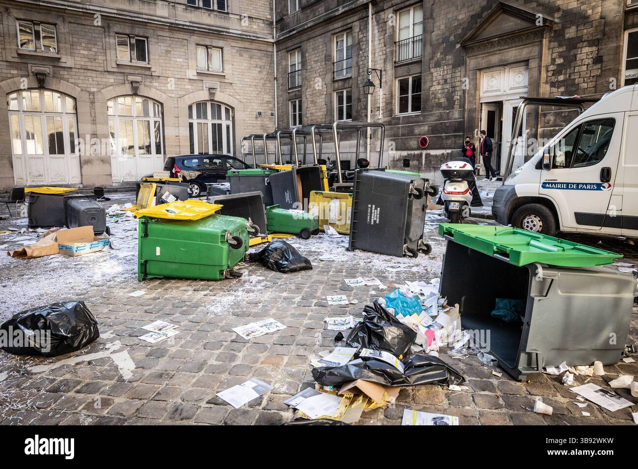 9 juin 2021, Paris 13ème arrondissement (13ème arrond, Ile-de-France (région, France) : mercredi 9 juin, les employés de Striking City of Paris ont repris la mairie du 13ème arrondissement de Paris. Ils se mobilisent contre la réforme de la transformation de la fonction publique, qui doit conduire en janvier 2022 à l’augmentation du temps de travail des agents municipaux. (Crédit image : © Sadak Souici/ZUMA Press Wire) Banque D'Images