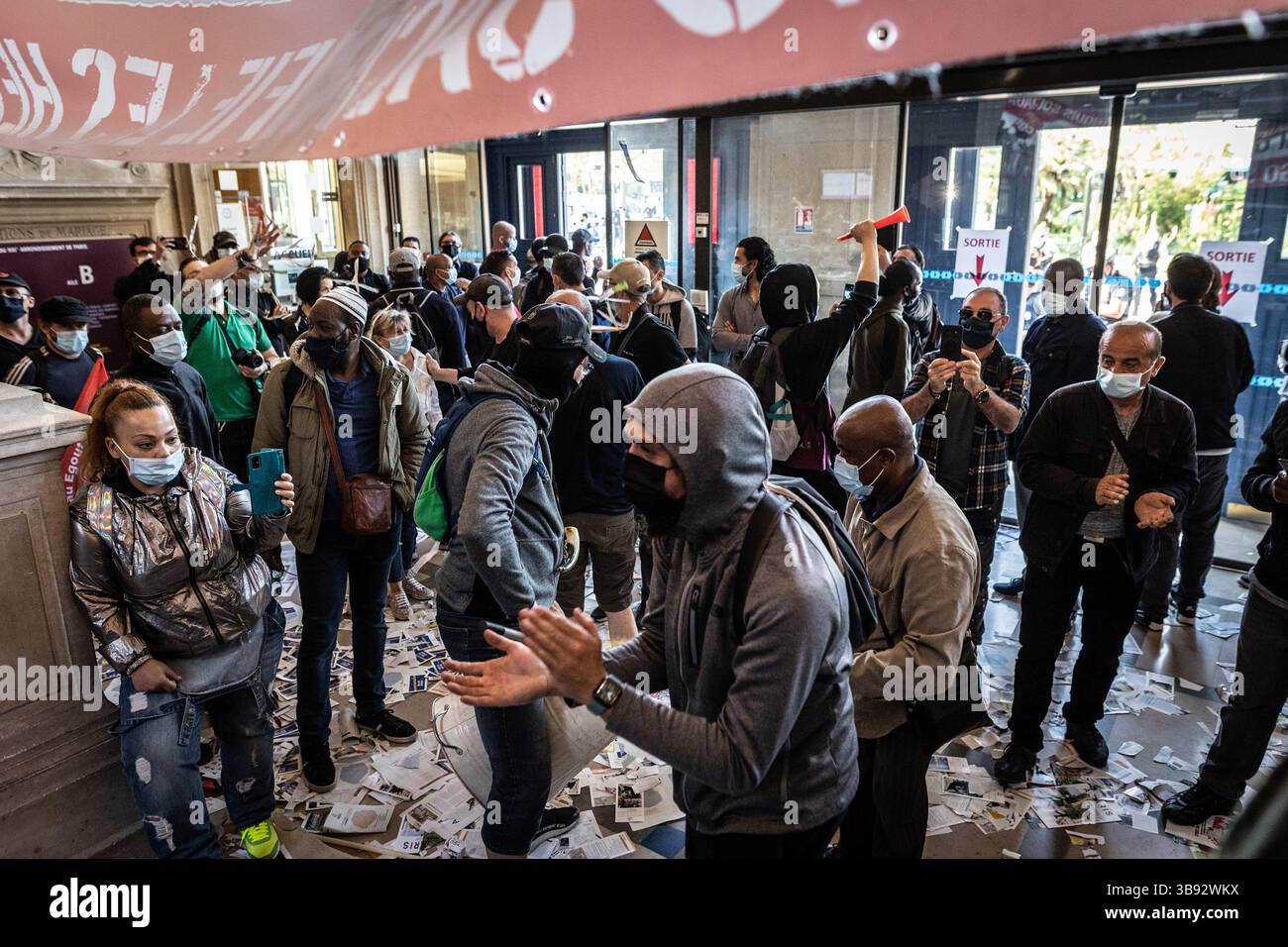 9 juin 2021, Paris 13ème arrondissement (13ème arrond, Ile-de-France (région, France) : mercredi 9 juin, les employés de Striking City of Paris ont repris la mairie du 13ème arrondissement de Paris. Ils se mobilisent contre la réforme de la transformation de la fonction publique, qui doit conduire en janvier 2022 à l’augmentation du temps de travail des agents municipaux. (Crédit image : © Sadak Souici/ZUMA Press Wire) Banque D'Images