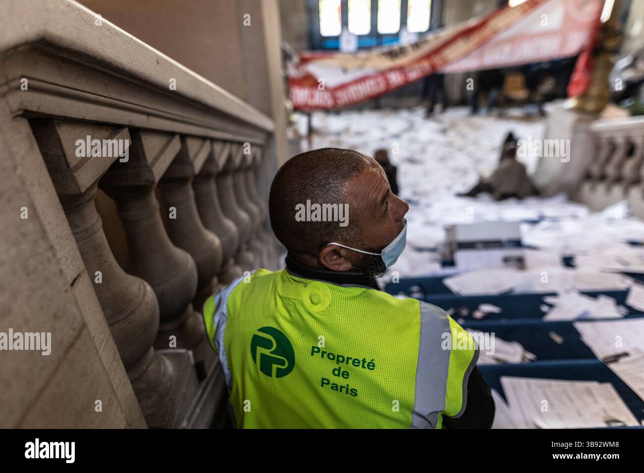 9 juin 2021, Paris 13ème arrondissement (13ème arrond, Ile-de-France (région, France) : mercredi 9 juin, les employés de Striking City of Paris ont repris la mairie du 13ème arrondissement de Paris. Ils se mobilisent contre la réforme de la transformation de la fonction publique, qui doit conduire en janvier 2022 à l’augmentation du temps de travail des agents municipaux. (Crédit image : © Sadak Souici/ZUMA Press Wire) Banque D'Images