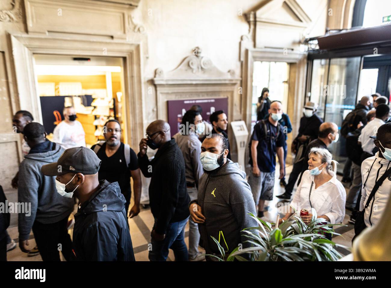 9 juin 2021, Paris 13ème arrondissement (13ème arrond, Ile-de-France (région, France) : mercredi 9 juin, les employés de Striking City of Paris ont repris la mairie du 13ème arrondissement de Paris. Ils se mobilisent contre la réforme de la transformation de la fonction publique, qui doit conduire en janvier 2022 à l’augmentation du temps de travail des agents municipaux. (Crédit image : © Sadak Souici/ZUMA Press Wire) Banque D'Images