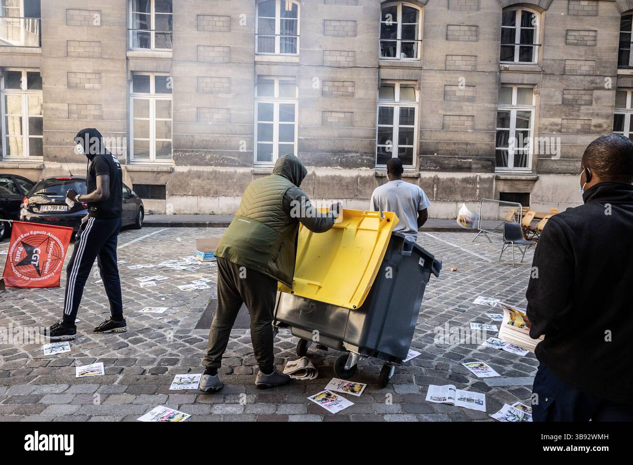 9 juin 2021, Paris 13ème arrondissement (13ème arrond, Ile-de-France (région, France) : mercredi 9 juin, les employés de Striking City of Paris ont repris la mairie du 13ème arrondissement de Paris. Ils se mobilisent contre la réforme de la transformation de la fonction publique, qui doit conduire en janvier 2022 à l’augmentation du temps de travail des agents municipaux. (Crédit image : © Sadak Souici/ZUMA Press Wire) Banque D'Images