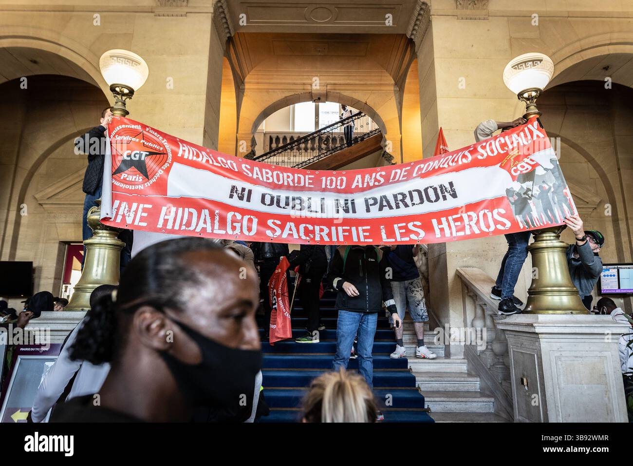 9 juin 2021, Paris 13ème arrondissement (13ème arrond, Ile-de-France (région, France) : mercredi 9 juin, les employés de Striking City of Paris ont repris la mairie du 13ème arrondissement de Paris. Ils se mobilisent contre la réforme de la transformation de la fonction publique, qui doit conduire en janvier 2022 à l’augmentation du temps de travail des agents municipaux. (Crédit image : © Sadak Souici/ZUMA Press Wire) Banque D'Images