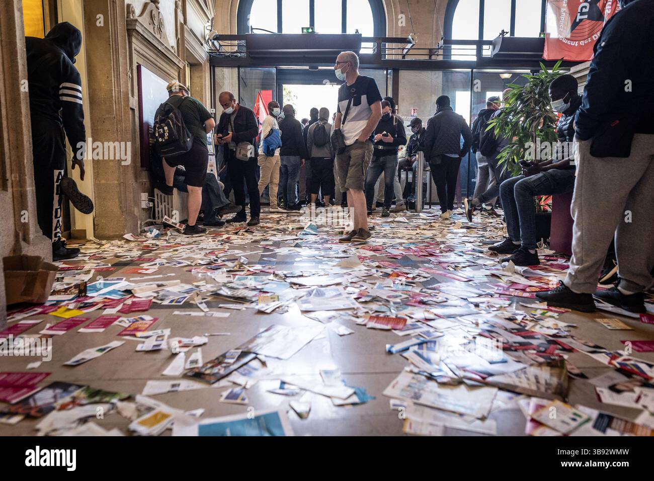 9 juin 2021, Paris 13ème arrondissement (13ème arrond, Ile-de-France (région, France) : mercredi 9 juin, les employés de Striking City of Paris ont repris la mairie du 13ème arrondissement de Paris. Ils se mobilisent contre la réforme de la transformation de la fonction publique, qui doit conduire en janvier 2022 à l’augmentation du temps de travail des agents municipaux. (Crédit image : © Sadak Souici/ZUMA Press Wire) Banque D'Images