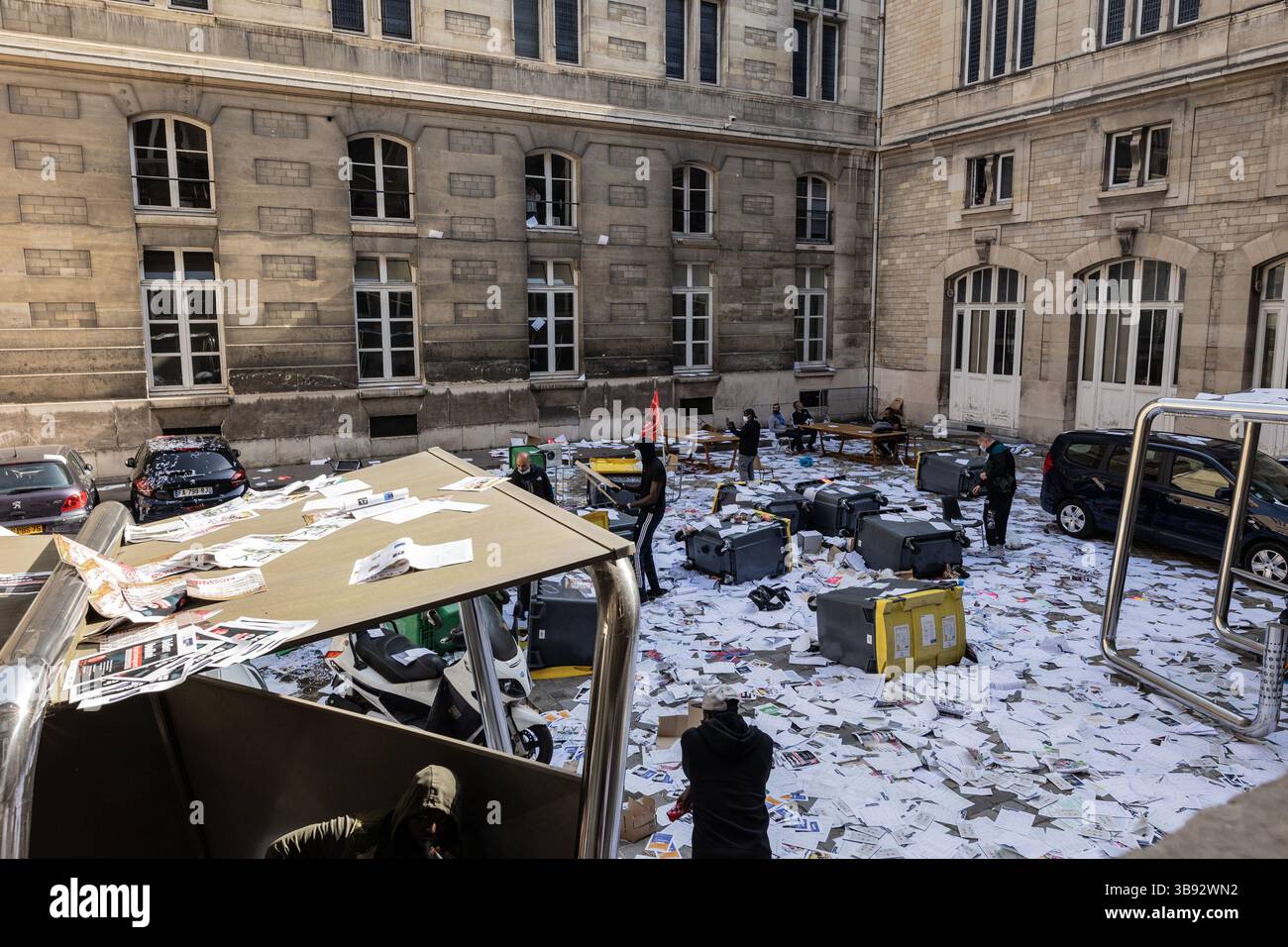 9 juin 2021, Paris 13ème arrondissement (13ème arrond, Ile-de-France (région, France) : mercredi 9 juin, les employés de Striking City of Paris ont repris la mairie du 13ème arrondissement de Paris. Ils se mobilisent contre la réforme de la transformation de la fonction publique, qui doit conduire en janvier 2022 à l’augmentation du temps de travail des agents municipaux. (Crédit image : © Sadak Souici/ZUMA Press Wire) Banque D'Images