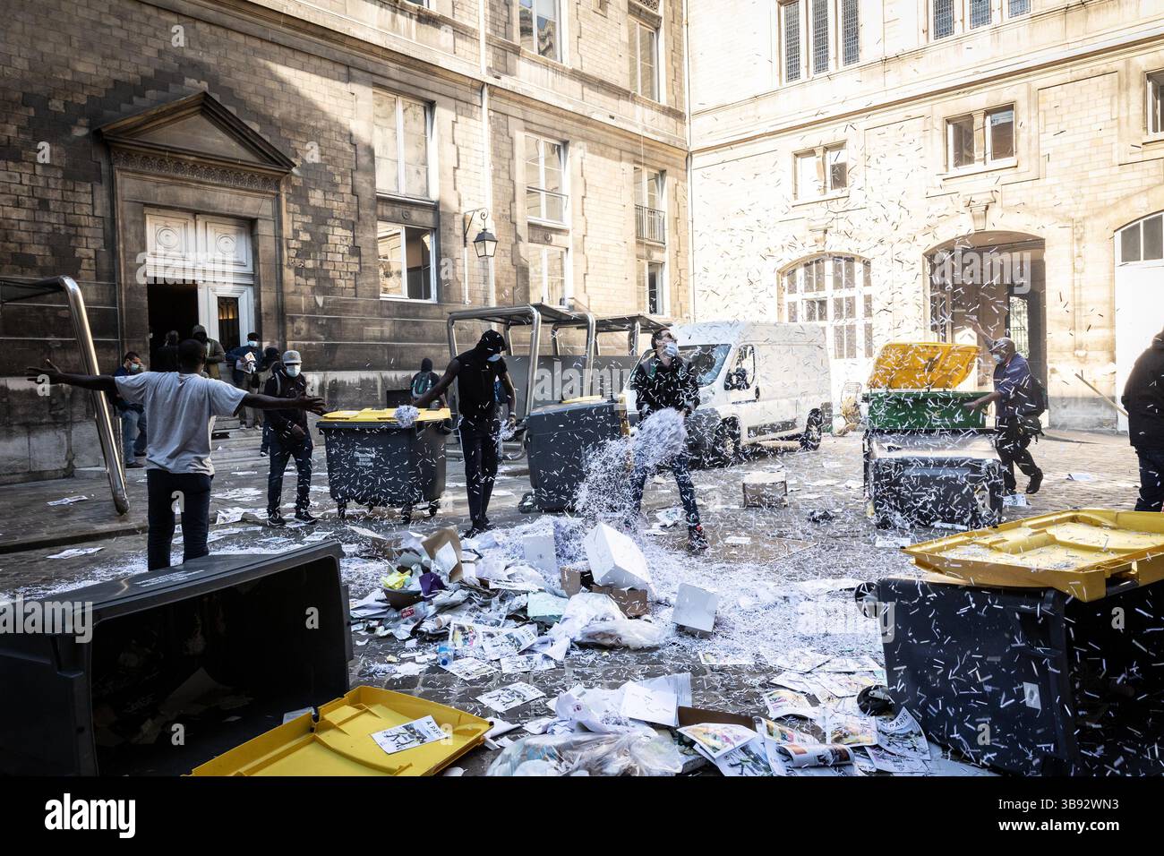 9 juin 2021, Paris 13ème arrondissement (13ème arrond, Ile-de-France (région, France) : mercredi 9 juin, les employés de Striking City of Paris ont repris la mairie du 13ème arrondissement de Paris. Ils se mobilisent contre la réforme de la transformation de la fonction publique, qui doit conduire en janvier 2022 à l’augmentation du temps de travail des agents municipaux. (Crédit image : © Sadak Souici/ZUMA Press Wire) Banque D'Images