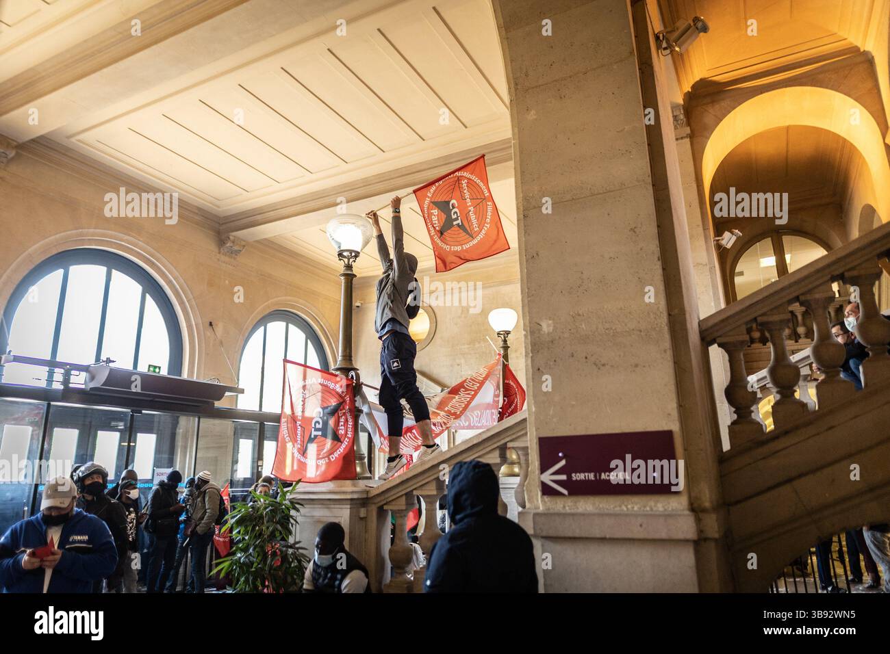 9 juin 2021, Paris 13ème arrondissement (13ème arrond, Ile-de-France (région, France) : mercredi 9 juin, les employés de Striking City of Paris ont repris la mairie du 13ème arrondissement de Paris. Ils se mobilisent contre la réforme de la transformation de la fonction publique, qui doit conduire en janvier 2022 à l’augmentation du temps de travail des agents municipaux. (Crédit image : © Sadak Souici/ZUMA Press Wire) Banque D'Images