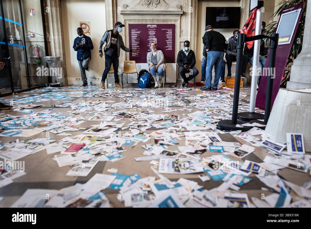 9 juin 2021, Paris 13ème arrondissement (13ème arrond, Ile-de-France (région, France) : mercredi 9 juin, les employés de Striking City of Paris ont repris la mairie du 13ème arrondissement de Paris. Ils se mobilisent contre la réforme de la transformation de la fonction publique, qui doit conduire en janvier 2022 à l’augmentation du temps de travail des agents municipaux. (Crédit image : © Sadak Souici/ZUMA Press Wire) Banque D'Images