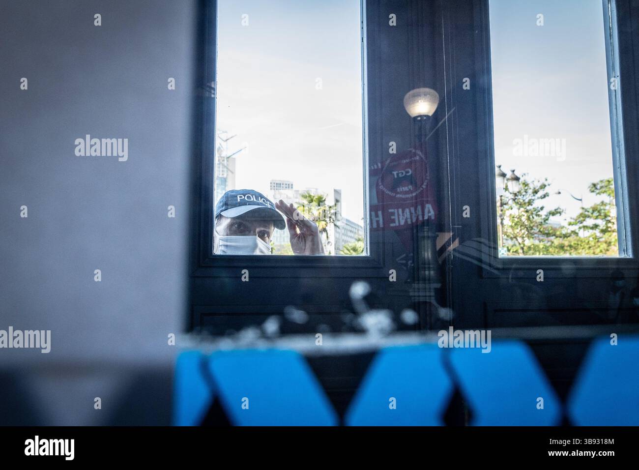 9 juin 2021, Paris 13ème arrondissement (13ème arrond, Ile-de-France (région, France) : mercredi 9 juin, les employés de Striking City of Paris ont repris la mairie du 13ème arrondissement de Paris. Ils se mobilisent contre la réforme de la transformation de la fonction publique, qui doit conduire en janvier 2022 à l’augmentation du temps de travail des agents municipaux. (Crédit image : © Sadak Souici/ZUMA Press Wire) Banque D'Images